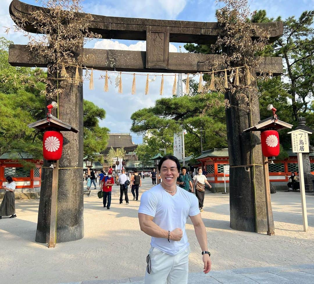 山澤礼明さんのインスタグラム写真 - (山澤礼明Instagram)「福岡の思い出✨  一日目は大橋店に行き、水炊き、もつ鍋、博多ラーメンを楽しみました🍜  2日目は小倉店に行き、放生会っていうお祭りに行ったんだけど大規模な出店にテンション上がりまくってました。  ベビーカステラ2回も買いました。  梅ヶ枝餅っていうの食べたら美味すぎて3つも食べちゃいました。  福岡は10人すれちがったら15人はかわいいとフォロワーさんが教えてくれました。  楽しかったな。  福岡もまだまだジム作りたいからまた来るねー✨🍜  #山澤礼明#福岡#筋トレ#筋肉#ジム#フィットネス」9月12日 19時41分 - rey.yamasawa