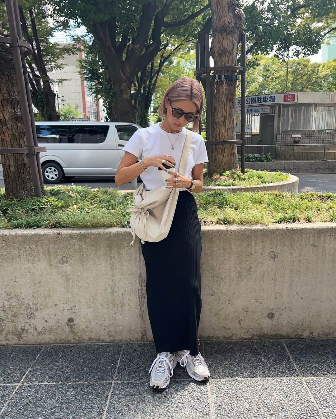 annaのインスタグラム：「.  この前買った @uniqlo_jp の ショルダーバッグ荷物たくさん入って いい感じ🫶🫶  ロングシーズン使える @__segur.__ の シルエット最強のスカートも まだまだ活躍してくれそうです🥰  tops/bag ⋆ @uniqlo_jp  skirt ⋆ @__segur.__  shoes ⋆ @newbalance   #秋コーデ#モノトーンコーデ#スカートコーデ#プチプラコーデ#プチプラ#スニーカーコーデ#カジュアルコーデ#オトナカジュアルコーデ#大人カジュアルコーデ#158cmコーデ#骨格ナチュラル#きょこ#30代ファッション」