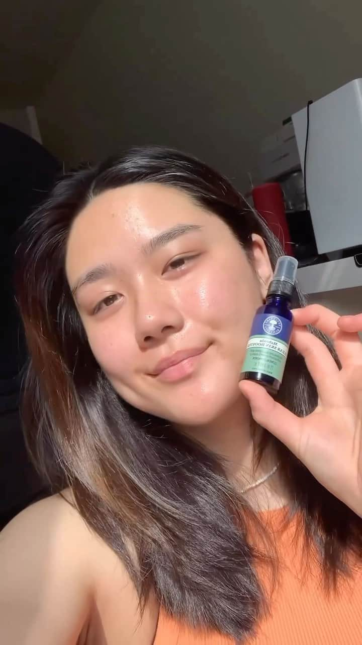 Neal's Yard Remediesのインスタグラム：「✨ Mahonia Magic ✨  “”I love how my skin has become less red after 2 weeks and plus, this booster gives me an AMAZING glow without feeling greasy or sticky.””  - maidewy 📷   Soothe your skin with our NEW Mahonia Clear Skin Booster, expertly formulated to help clear spots, regulate excess oiliness and unclog pores with the power of natural, certified organic ingredients. 🌱  #ad #NealsYardRemedies #NaturalSkincare #OrganicBeauty #Mahonia」