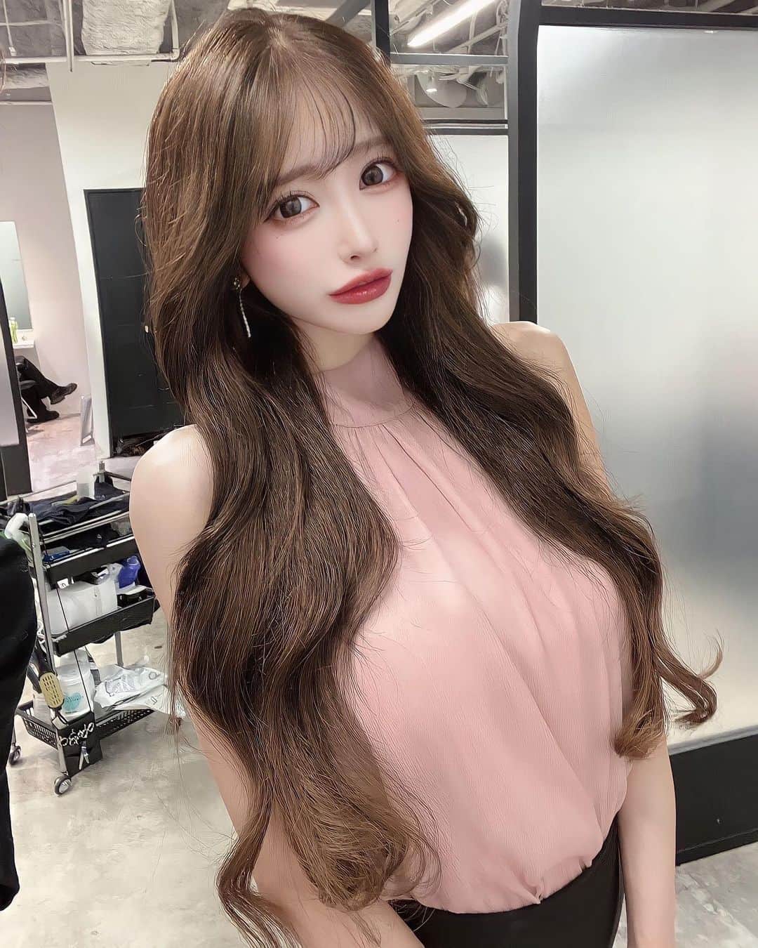 のインスタグラム：「保存を必ずお願い致します 顔まわりのこだわりがあるので 必ず可愛くなります カウンセリングの際に 【カラー・仕上げ】僕があなたに合わせて必ず可愛くします お出かけ前に是非  #渋谷美容室 #くびれヘア#渋谷 #ワンホンヘア#顔周りカット」