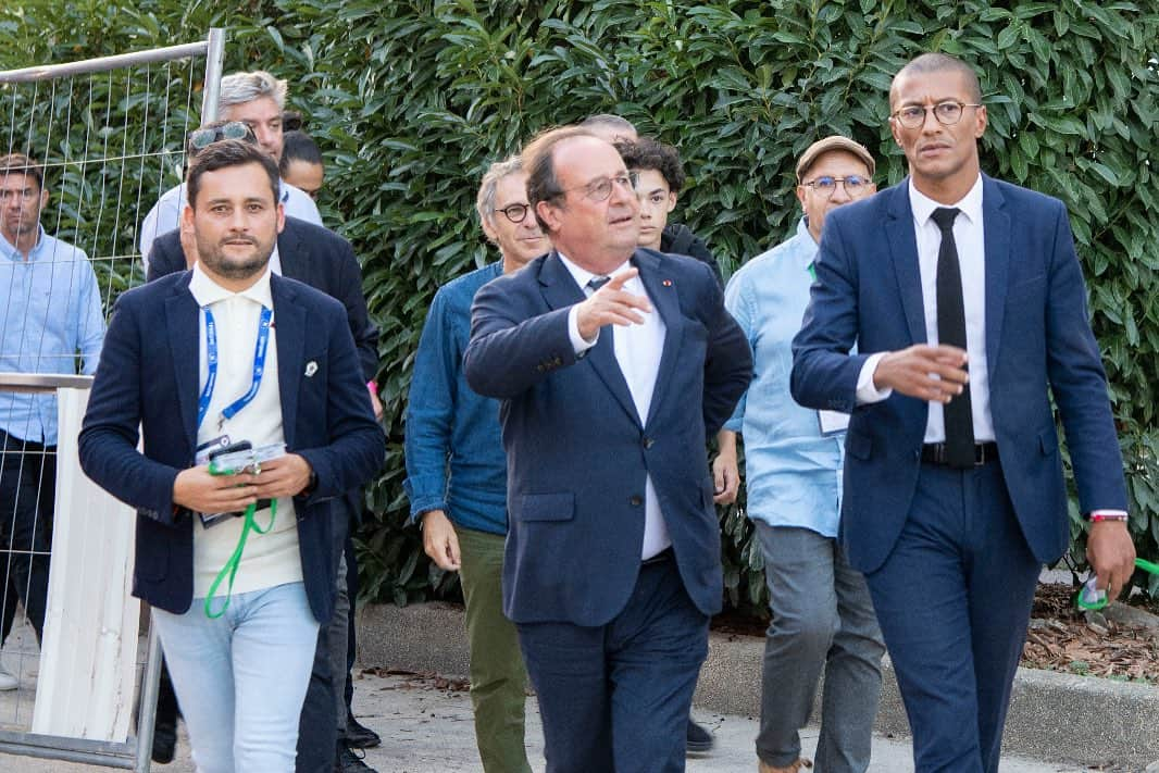 フランソワ・オランドさんのインスタグラム写真 - (フランソワ・オランドInstagram)「Grand bonheur de retrouver le stade Bauer pour un match plein de rebondissements entre deux équipes chères à mon coeur le @redstarfc et le @fcrouen1899, avec un public exceptionnel ! Merci cher karimbouamrane pour l’accueil que tu m’as réservé dans ta ville de @villesaintouen - photos : Jérôme Panconi」9月12日 19時47分 - fhollande