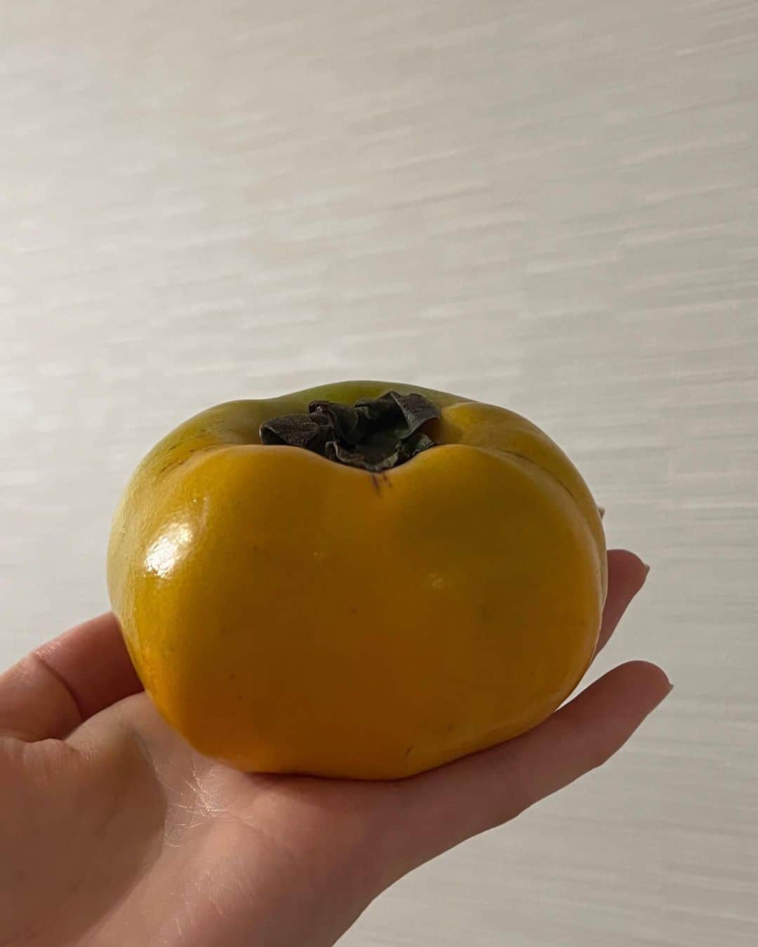 椎名美月さんのインスタグラム写真 - (椎名美月Instagram)「・ 季節の移り変わり 大好きな桃を今年はいっぱい食べている🍑  ｰｰｰｰｰｰｰｰｰｰｰｰｰｰｰｰｰｰｰｰ  観音屋のチーズケーキ食べたことありますか？神戸に来た際はぜひ買ってみてください…！！！！  ｰｰｰｰｰｰｰｰｰｰｰｰｰｰｰｰｰｰｰｰ  高めチークが最近のハマりです🍑」9月12日 19時49分 - mitsuki__shiina