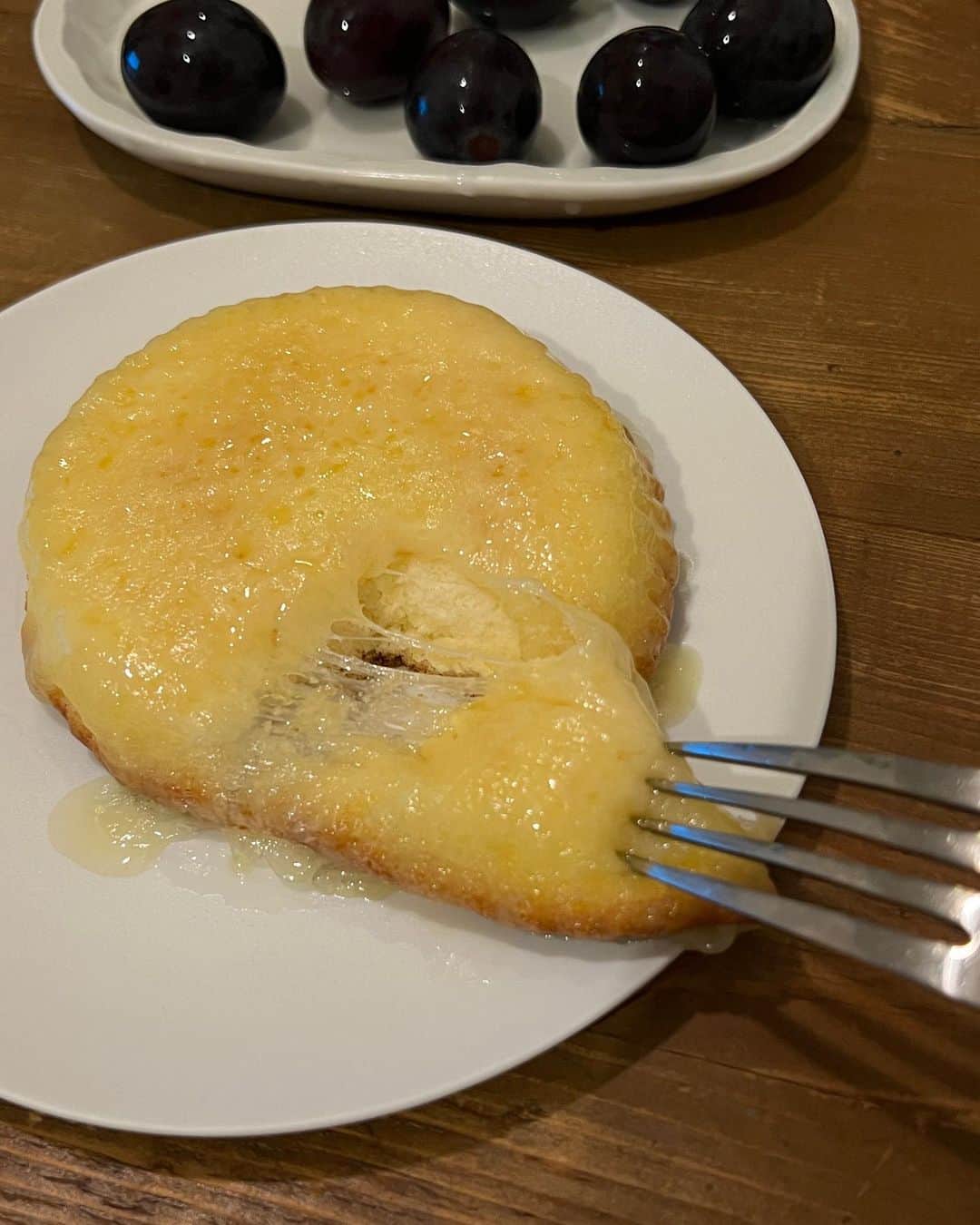 椎名美月さんのインスタグラム写真 - (椎名美月Instagram)「・ 季節の移り変わり 大好きな桃を今年はいっぱい食べている🍑  ｰｰｰｰｰｰｰｰｰｰｰｰｰｰｰｰｰｰｰｰ  観音屋のチーズケーキ食べたことありますか？神戸に来た際はぜひ買ってみてください…！！！！  ｰｰｰｰｰｰｰｰｰｰｰｰｰｰｰｰｰｰｰｰ  高めチークが最近のハマりです🍑」9月12日 19時49分 - mitsuki__shiina