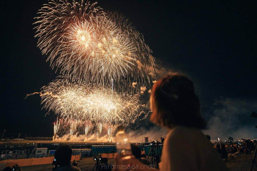 こんちゃんさんのインスタグラム写真 - (こんちゃんInstagram)「下道700kmドライブして秋田まで花火を見にいった夏の思い出🎇  日本三大花火・大曲花火大会よかったあぁ…音楽に合わせて打ち上がるミュージック花火が好きだから、「次は何が流れるんだろう？」ってワクワクしながらずっと観れたのもすごく楽しかった👀！ 鬼滅のOP(動画参照)とかも盛大な花火と一緒に流れててふたりでテンション上がってた…！笑 また絶対行きたい花火大会…また行く！！！！ 道中の様子や花火の映像はYouTubeに載ってるので是非に〜！！！！ #大曲花火大会」9月12日 19時49分 - hiromasakondo