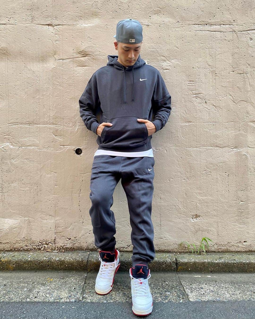 GROW AROUNDのインスタグラム：「NIKEより SETUPにもなるSWEATが入荷しました💁‍♂️  US流通・海外限定のフワフワとした肌触りが特徴的なミッドウェイトボディーで着心地抜群です👍 HOODYにはポケットもついており、裏起毛素材で保温性もバッチリです‼️  NIKE CLUB FLEECE PANT 組み合わせる事でセットアップにて着用可能です🫡  WEBUP完了しております✅  カラーもたくさんあるので是非ご覧になってみてください💁‍♂️  #growaround #nike」