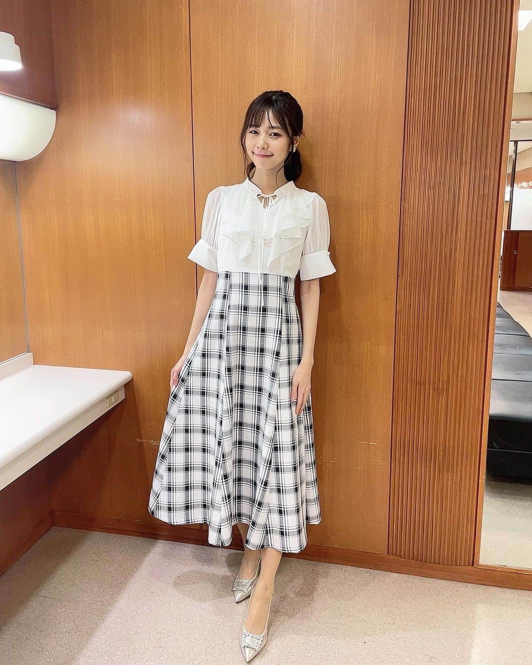 杉浦みずきのインスタグラム：「. 久しぶりのサンデーモーニング  衣装🤍  1. ワンピース @swingle_official  イヤリング @abiste_official  パンプス @dianashoespress   2. ワンピース @willselection_official  イヤリング @abiste_official  パンプス @dianashoespress  3. トップス @la_boutique_bonbon_official  スカート @31sonsdemode  パンプス @dianashoespress」