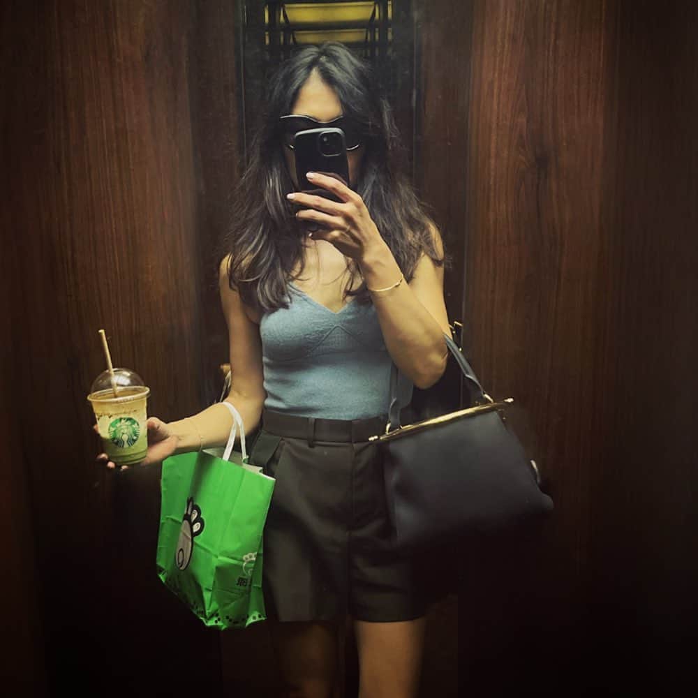 辻直子のインスタグラム：「#bodysuit#shorts#bag #theendofsummercolours#thepolice🎧 #抹茶フラペチーノ➕たくさんのシナモン #いつもはなかなか会えないみんなに一度に会えた🫶🏻#最高過ぎて#しみじみやっぱりみんなすごいなぁ🩵  20才のころからボディスーツがだいすき  あのころはDonnaKaran➕CalvinKlein😙  今はたくさんのブランドから出ているけど  シンプルな中にも、素材や色合い、カットの仕方で様々な顔を見せてくれる♡  夏が終わりに近づいているからか、 自然と選ぶ色が少しスモーキーに変化してり 真っ赤な💄とのコンビネーションが良いみたい  あー 昨日も今日もさいこうでした☺️」