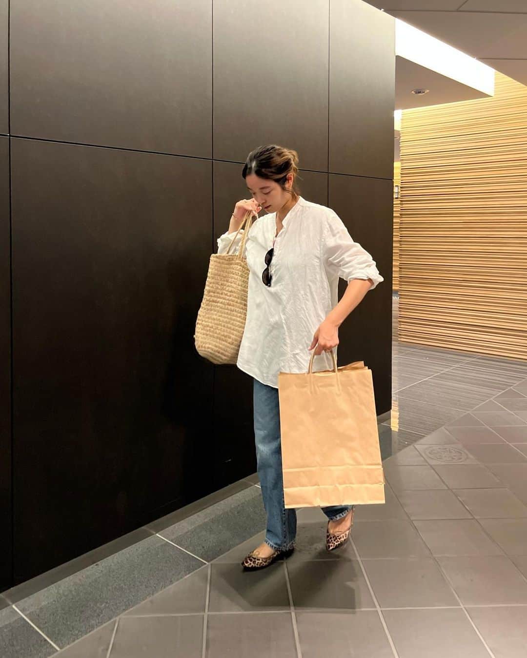 丸山クルミのインスタグラム：「蚤の市のラフコーデ🧺 久しぶりに新調したデニムで✨ Levi's501のUngrid別注モデル、90'sデザインでシルエットが本当〜〜〜に綺麗！！ 4年前に夫がスペインで買ってきたカゴバッグとrepettoのレオパードと合わせて🐆  #Ungrid#リーバイス501#levis501#蚤の市#奈良蚤の市#デニムコーデ」