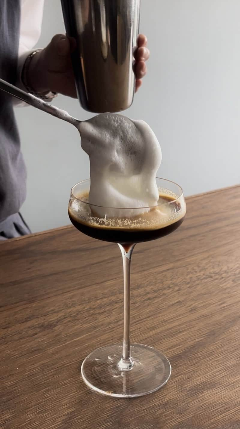 大屋夏南のインスタグラム：「One of my favorite cafes in Tokyo: Ogawa Coffee Laboratory ☕ Here you can try some of the city's best coffee, including Ogawa's signature iced espresso topped with cloud-like milk foam. If you're in Tokyo and appreciate a well-designed space, a menu of great breakfast and lunch options, and exceptional coffee, this gem near Sakura-Shinmachi is a must-visit 🖤   📍 3-23-8 Sakura-Shinmachi, Setagaya-ku   スタイリッシュな内装と美味しいコーヒーで贅沢な時間が過ごせるオガワコーヒーラボラトリーは私の好きなカフェの1つ💫フードも充実してるので朝ごはん、ランチ、おやつタイムにも👌🏼私はカウンターの席で本読んだりして1人でゆったり過ごすのが好き📚  📍世田谷区桜新町3-23-8  #tokyo #カフェ #tokyoguide」