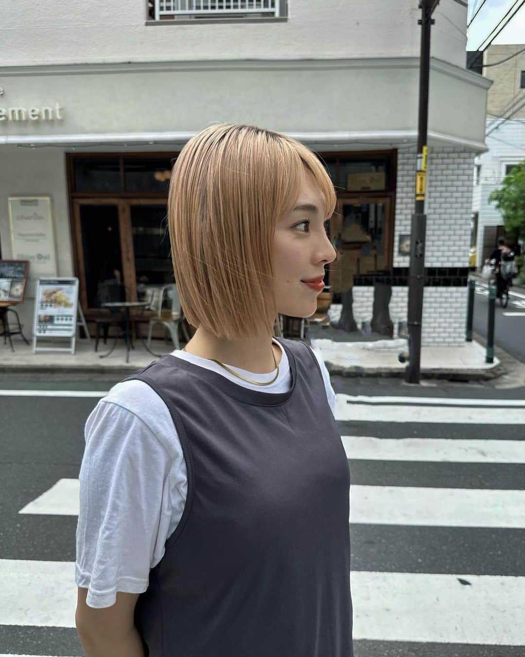 松井貴香のインスタグラム：「.  ずっとやってみたかった髪質改善を 髪質改善の先駆者のKengoくんに してもらった〜✂️ @kengo____24   サラサラすぎて感動、、、  ハイトーンでダメージ毛になってた髪が 生き返りました☺️✨ありがとー！  .」