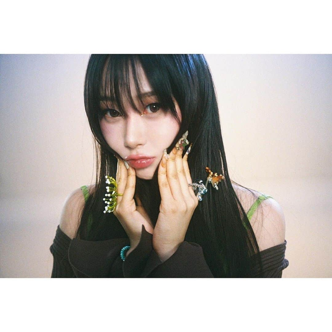 aespaさんのインスタグラム写真 - (aespaInstagram)「GISELLE on Film🌿💫  #aespa #æspa #에스파 #GISELLE #지젤 @aerichandesu #BetterThings #aespaBetterThings」9月12日 20時00分 - aespa_official