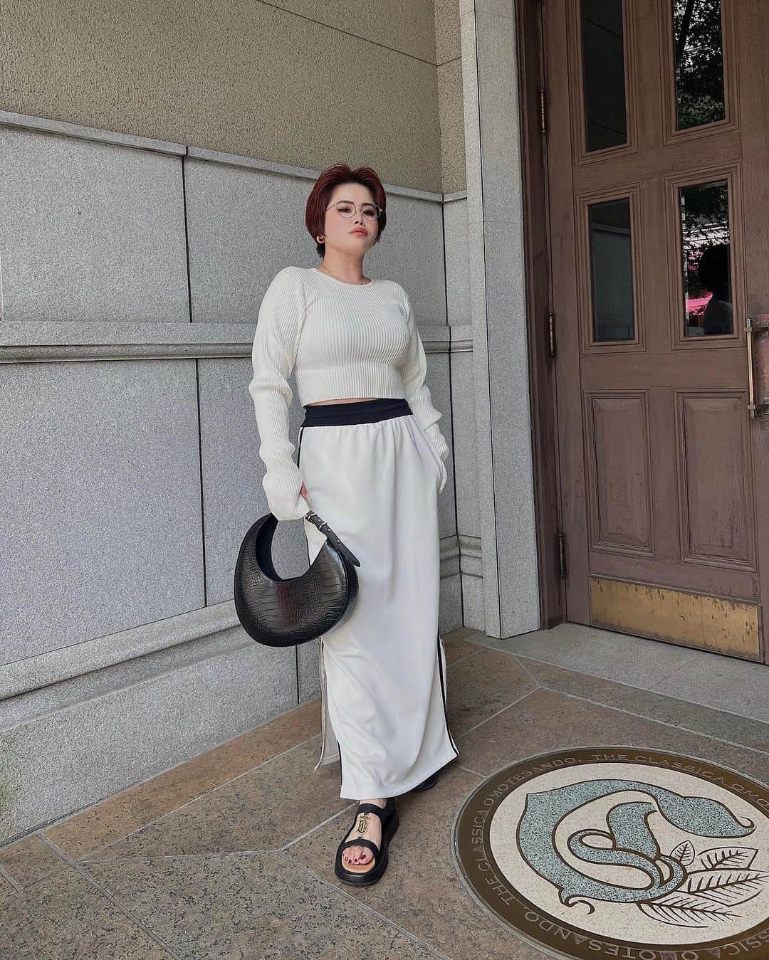 金子若菜のインスタグラム：「⠀ 今年も指抜きニット作りました！！ 去年はありがたいことに人気の商品になりましたの。 @wonem_official   なので今年はブラックと、 新色を2色！！ 白と赤を用意しましたぜ。ｴｯﾍﾝ  ⠀ 明日発売なので是非是非お願いしますにょ。  ⠀ オンラインサロンの準備もあって 本当、自分の首を自分で絞めまくってて草😇 頑張るぞ、俺。  だからみんなお願いだから入って下さい←  #WONEM」