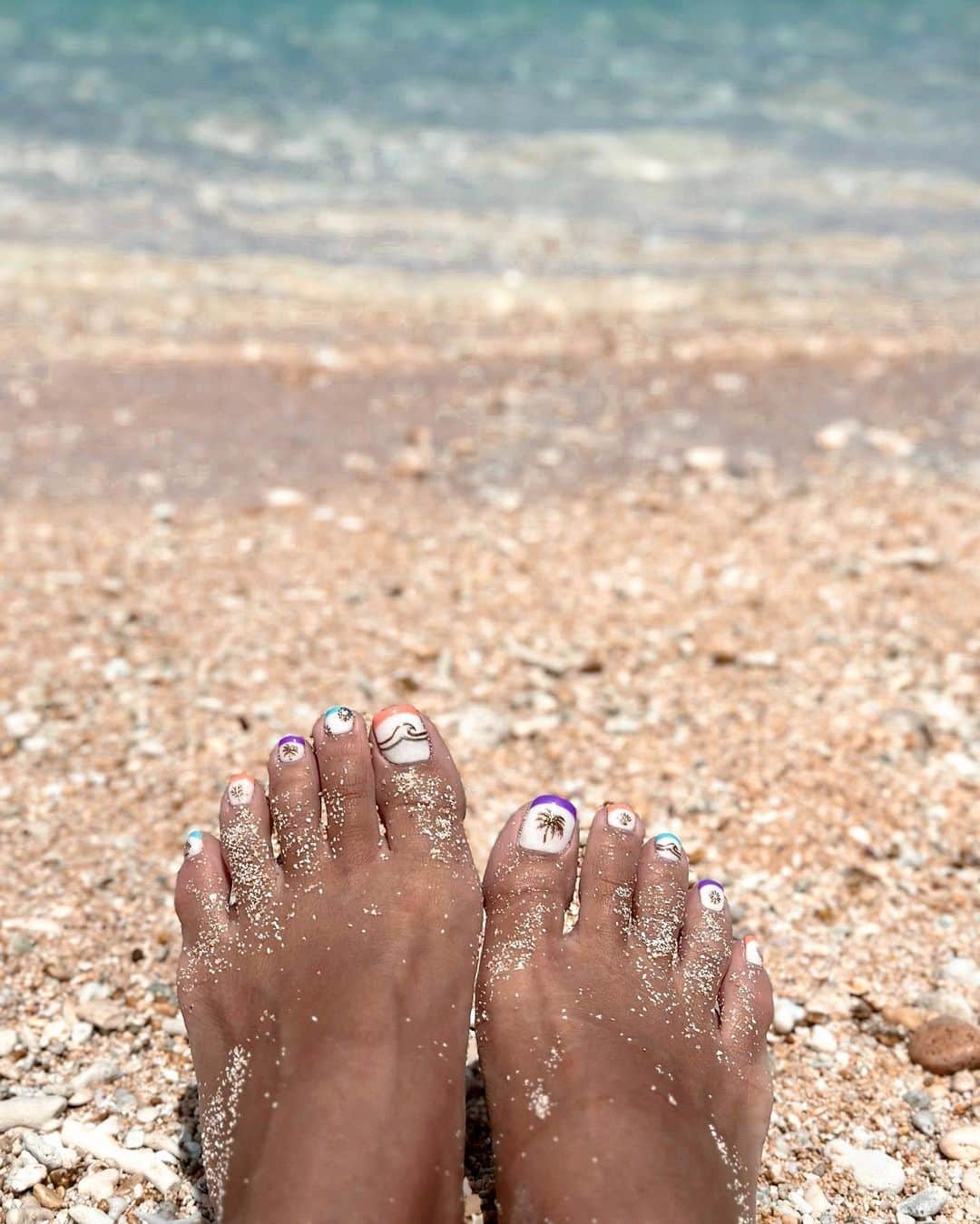 AKKOさんのインスタグラム写真 - (AKKOInstagram)「𝗕𝗲𝗮𝗰𝗵 𝗻𝗮𝗶𝗹 🐚 ・ 旅行前のネイルってハンドもフットも 気合い入れがちになるよね🤗❤️ ・ 毎度 旅行の1週間前はあれやって、 これやってって 頭がパンクしそうになるけど やらないで行って後悔するなら どんなに忙しくても詰め込みまくっちゃいまーす🤗✨ ・ @xxsaku_nailxx  載せ忘れてた 夏フットネイルは みんなに可愛い可愛い言ってもらえたやつー🤗🩷🩷🩷 ・ ちなみに、宮古の時だから4ヶ月前という 載せるの安定の遅さです😅 ・ 5枚目が実物カラー🫶🏾🩷 ・ ・ ・ ・ ・ ・ ・ ・ #frenchnails  #beachnails  #bohonails  #hawaiiannails  #ビーチボヘミアン  #リゾートネイル #フットネイル夏  #ホワイトネイル  #夏ネイルデザイン #ビーチネイル #海ネイル #ミラーネイル #ネイルデザイン #フットネイル2023 #フレンチネイル  #ネオンネイル #蛍光カラーネイル #ボーホーネイル #ボヘミアンネイル #ビーチボヘミアン  #ムーンネイル  #太陽ネイル #月ネイル #ホワイトフレンチネイル  #ビーチガールネイル  #アッコネイルデザイン  #ウェーブネイル  #波ネイル  #genic_nail #宮古島旅行  #沖縄旅行」9月12日 20時01分 - alohakkooo_39