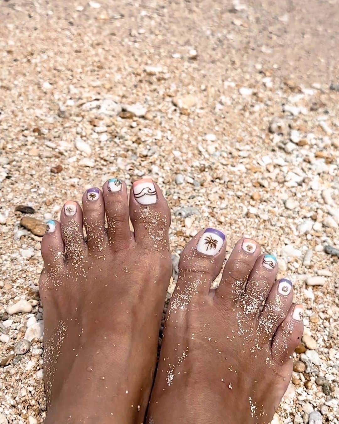 AKKOさんのインスタグラム写真 - (AKKOInstagram)「𝗕𝗲𝗮𝗰𝗵 𝗻𝗮𝗶𝗹 🐚 ・ 旅行前のネイルってハンドもフットも 気合い入れがちになるよね🤗❤️ ・ 毎度 旅行の1週間前はあれやって、 これやってって 頭がパンクしそうになるけど やらないで行って後悔するなら どんなに忙しくても詰め込みまくっちゃいまーす🤗✨ ・ @xxsaku_nailxx  載せ忘れてた 夏フットネイルは みんなに可愛い可愛い言ってもらえたやつー🤗🩷🩷🩷 ・ ちなみに、宮古の時だから4ヶ月前という 載せるの安定の遅さです😅 ・ 5枚目が実物カラー🫶🏾🩷 ・ ・ ・ ・ ・ ・ ・ ・ #frenchnails  #beachnails  #bohonails  #hawaiiannails  #ビーチボヘミアン  #リゾートネイル #フットネイル夏  #ホワイトネイル  #夏ネイルデザイン #ビーチネイル #海ネイル #ミラーネイル #ネイルデザイン #フットネイル2023 #フレンチネイル  #ネオンネイル #蛍光カラーネイル #ボーホーネイル #ボヘミアンネイル #ビーチボヘミアン  #ムーンネイル  #太陽ネイル #月ネイル #ホワイトフレンチネイル  #ビーチガールネイル  #アッコネイルデザイン  #ウェーブネイル  #波ネイル  #genic_nail #宮古島旅行  #沖縄旅行」9月12日 20時01分 - alohakkooo_39