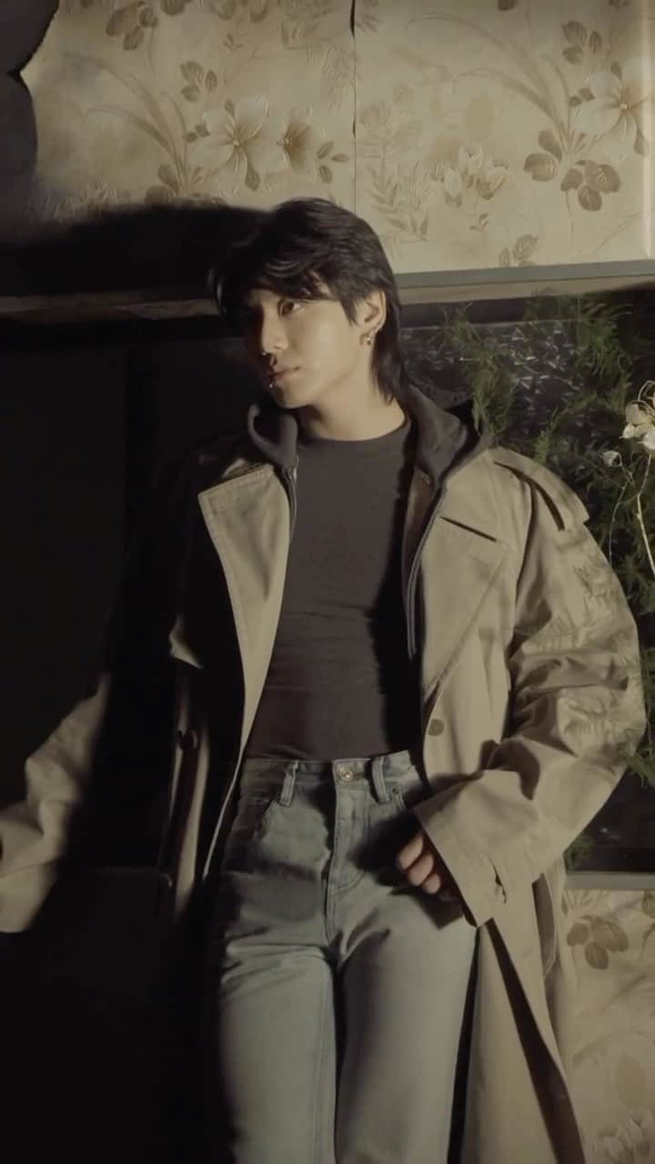 Dazed Magazineのインスタグラム：「Jungkookie 🥹 We go behind the scenes at Jung Kook’s cover shoot for our autumn 2023 #BEYONDBORDERS issue, shot by @campbelladdy and styled by @imruh ❤️‍🔥⁠ ⁠ Tap the link in bio to explore more from the star’s cover story 🔗⁠ ⁠ Photography @campbelladdy⁠ Styling @imruh⁠ Hair @soichiinagaki⁠ Make-up Dareum Kim⁠ Set Design @jabezbartlett⁠ Movement Director @yagamoto⁠ Production @bellhousemarkes⁠ ⁠ Editor-in-Chief @ibkamara⁠ Art Director @gareth_wrighton⁠ Editorial Director @kaci0n⁠ Fashion Director @imruh⁠ ⁠ ⁠Head of Social @hattirex ⁠ Deputy Head of Social @mariosmystidis ⁠ Video commissioner @legallyvanessa ⁠ Videographer @celinehong__⁠ Video editor @alicewholivesinapalace ⁠ ⁠ From the autumn 2023 #BEYONDBORDERS issue of #Dazed  #JungKook @bts.bighitofficial」