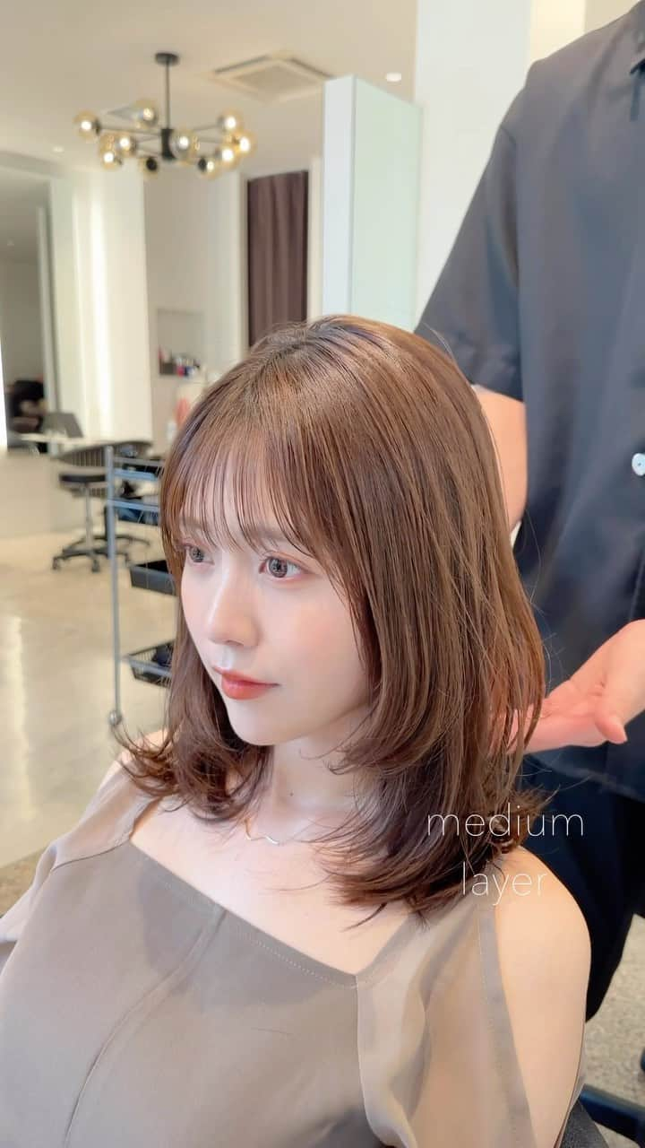 齋藤純也のインスタグラム：「ミディアムレイヤースタイル✂︎  人気の長さのヘアスタイルです♩ 似合うデザインにお客様に合わせて作ります 骨格と輪郭と髪質に合わせて誰よりも似合うヘアスタイルを💇‍♀️  ✴︎PRICE✴︎ カット✂︎7700円 カラー✂︎7700円  カットなしの場合シャンプーブロー料金+2200円 カラーはトリートメントin処方で圧倒的な艶感と手触りをプラスします。 ブリーチor3Dハイライト施術はプラス7700円です。 パーマ✂︎7700円 トリートメント✂︎種類多数によりカウンセリングで決めさせていただきます。5500円〜11000円 縮毛矯正✂︎17600円、前髪のみは6600円 ・ ネット予約が×の所もお電話かDMで時間調整できますので気軽にご連絡ください！ kelly.表参道本店　A1出口より徒歩45秒 東京都渋谷区神宮前5-2-5 JY表参道ビル２Ｆ kelly. ・ ・ ✔️群馬県伊勢崎市で出勤するスケジュールは隔週水曜日です。 群馬店は料金が異なります、お問い合わせください 群馬のご予約はＤＭまたは ホットペッパービューティーで  kelly. by L.O.G 検索✂︎ 在籍日程が少なくて申し訳ありません。 薬剤は最新のものを揃えました 群馬県伊勢崎市宮前町146-1」