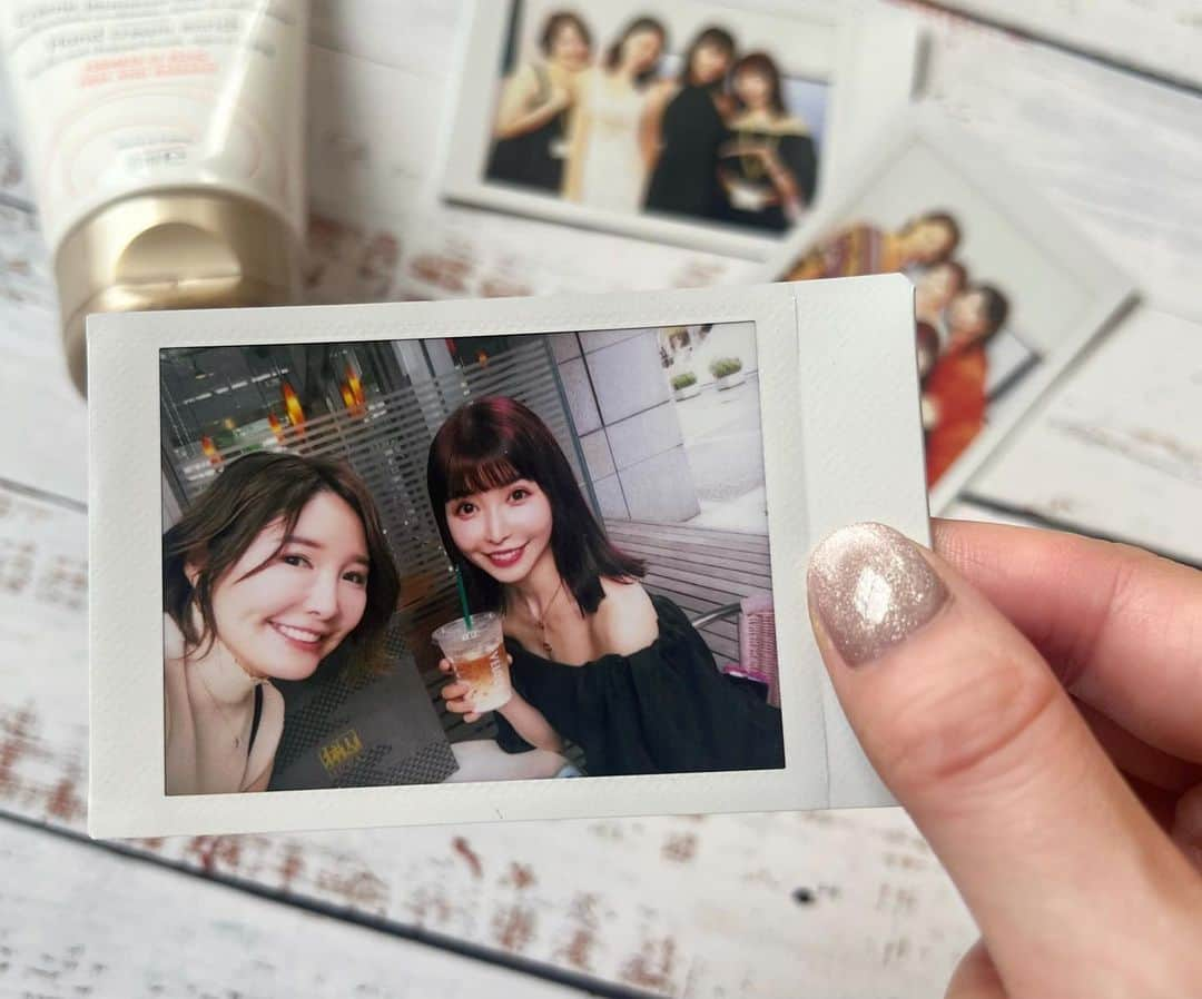 三好ユウのインスタグラム：「最新のチェキが高機能だった😳📷 The new Japanese Polaroid camera is highperformance！ ⁡  最近はデジカメ形式になっていて撮った瞬間に確認 →プリント出来てすっごく便利という事を知りました✨ おまけに程よい画素数で盛れます☺️欲しくなる👀 ⁡ ⁡ そして指のささくれ&かさつきが気になって来たから　@eauthermaleavenejapan のハンドクリームも 使い始めました。 ⁡ こっくりテクスチャー、でもベタつかない。 塗った後すぐにスマホやPCにも触れます◎ 爪も保護してくれるしこれから冬に向けて益々助かる🙌 ⁡ ⁡ ⁡ #PR#アベンヌ #アベンヌハンドクリーム #ハンドクリーム #ネイルケア #手荒れ #敏感肌 #エイジングケア#アラフォー美容#チェキ#ポラロイドカメラ #handcream #gifted #lemonsquare #beauty #japanese #粉我#좋아요환영」