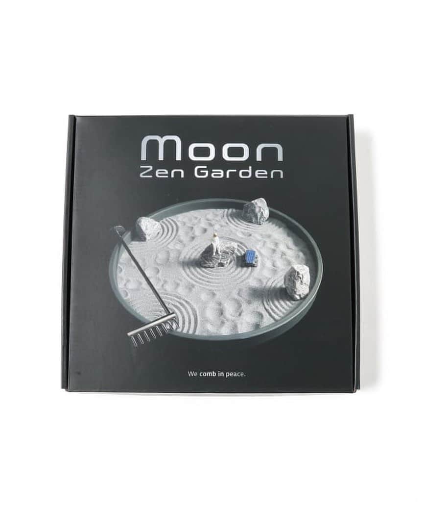 BEAMS ZAKKAさんのインスタグラム写真 - (BEAMS ZAKKAInstagram)「.  DETAIL INC. / Moon Zen Garden ¥11,000 （税込）  月面に「枯山水」を表現できる、ユニークなアートオブジェ。トレイに砂を広げたら、岩を配置してレーキで砂紋やクレーターを描きましょう。宇宙飛行士と探査車を配置すれば、自分だけの月面が完成！心が乱れたらまた作り直して、そこに侘び寂びを感じたらきっとマインドフルネスに。日本の伝統的な庭園方式をお部屋に持ち込んだ、体験型のユニークなインテリアアイテムです。  【仕様・詳細】 ・サイズ：密閉袋18×26cm、トレイ直径25×2.5cm、レーキ(熊手)4.8×2.2×18.5cm、探査車2.1×1.7×1.1cm、宇宙飛行士1×1×2.5cm、石アソート、砂220g×2 ・セット内容：トレイ、レーキ(熊手)、岩、砂、ローバー(探査車)、宇宙飛行士、密閉袋  #beams #bprbeams #ビームス #moon #zengarden」9月14日 20時00分 - bpr_beams
