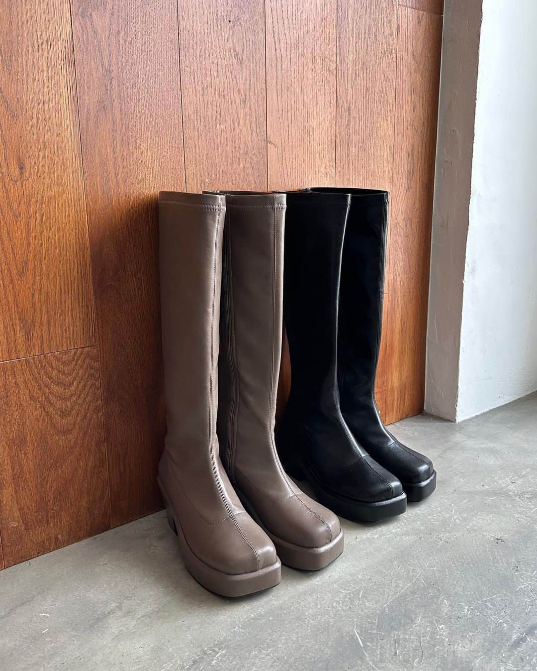 のインスタグラム：「【new arrival】 \\ 美脚見えブーツはコレ👢// 昨年人気だった厚底ブーツが今年も登場！ 取り入れるだけでトレンド感がアップする厚底、 スクエアのボリュームあるソールがトレンドライクなアイテムです✨ 今年もミニボトムスと合わせたスタイリングがおすすめです💞 　 ⁡ 🏷️ 厚底スクエアロングブーツ price:¥9,900 color:mocha/black ⁡ ⁡ 店頭, ECサイト入荷済み🗓️ ⁡ ⁡ ▶︎画像をタップしてショッピングしていただけます🛒 ※商品リンクの反映には時間がかかる場合があります。 予めご了承下さい。 ⁡ ⁡ @archives__official ⁡ ⁡ ⁡ #archives#アルシーヴ#秋服#秋コーデ#ロングブーツ#厚底ブーツ#ブーツ#秋小物#ブーツコーデ#ニットコーデ#トレンドアイテム#トレンドコーデ#フェミニンコーデ#大人かわいい」