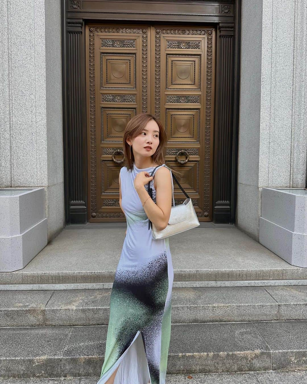 青山舞莉のインスタグラム：「you will see me in this bag and dress for the rest of the season 🤍✨  #ootd #ootdinspiration #paris #transitionaloutfit #outfit #elleme」