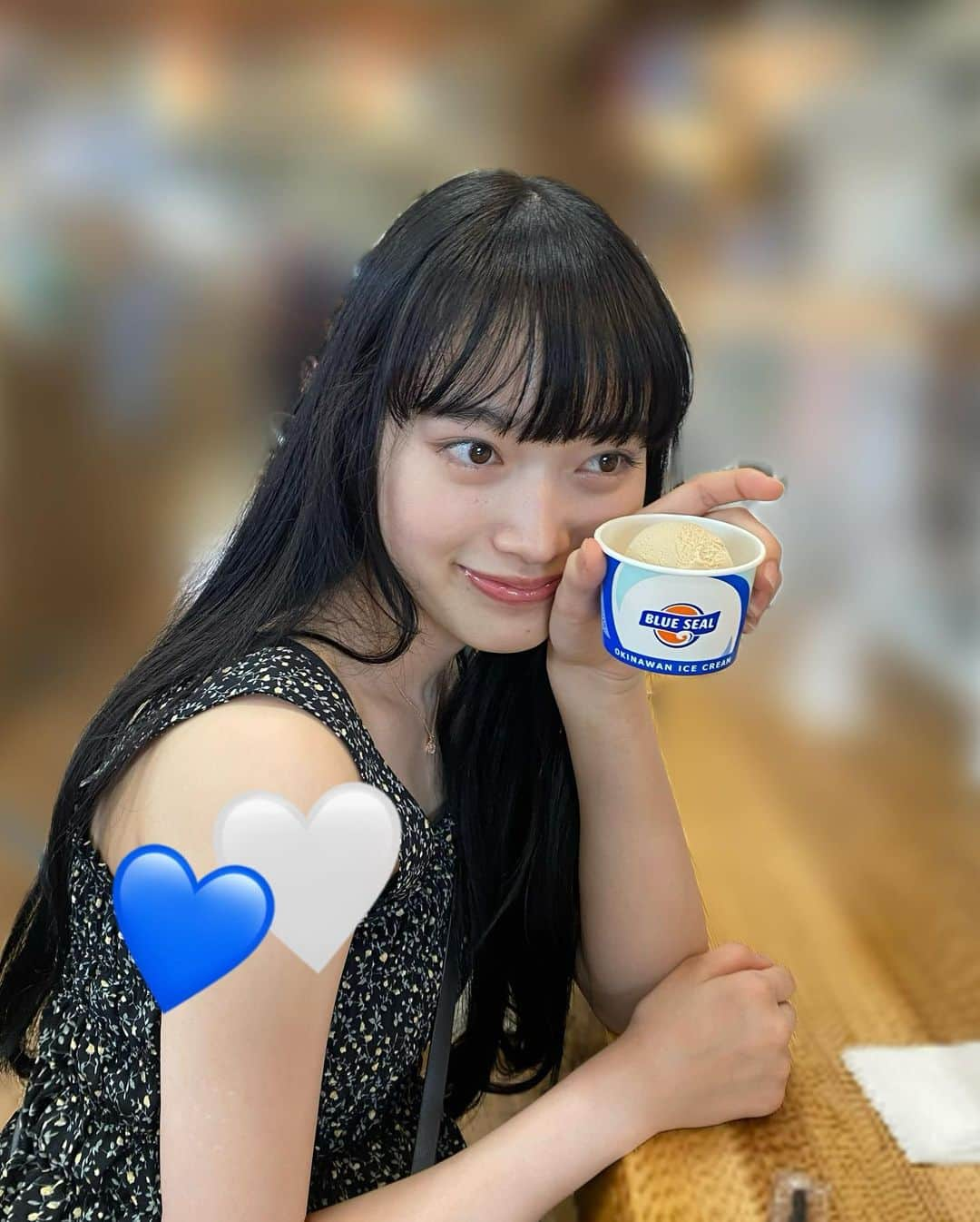 田中海凪と中山碧瞳（ミミナギ）のインスタグラム：「🤍🍨  BLUESEAL 𓈒 𓏸  ・  ・  黒糖味おすすめだよ！  #みみ#06#ljk#jkブランド#BLUESEAL#あいすくりーむ」