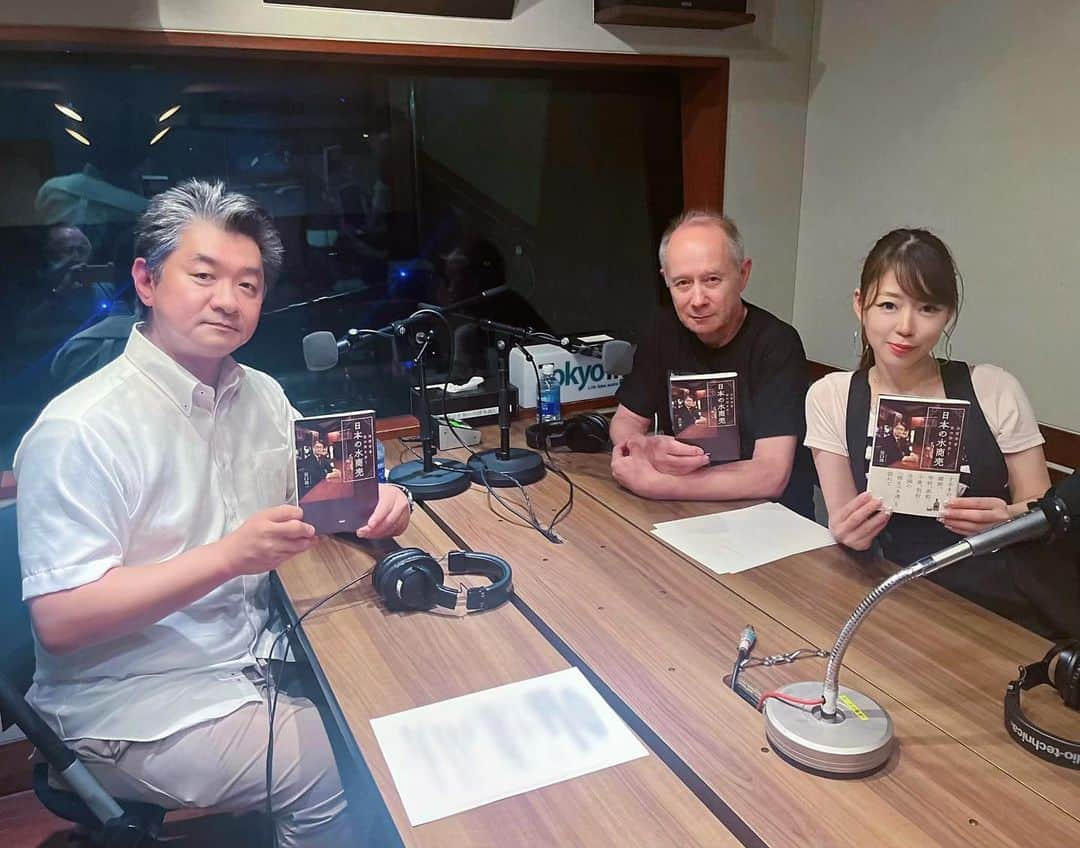 柴田幸子のインスタグラム：「🎙🫧  TOKYO FM収録ゲストは 東京都立大学法学部教授の谷口功一さん☝🏻  コロナ禍のなか日本全国の夜の街を取材🎤 そこで営まれる水商売の姿を描いた著書 『日本の水商売ー法哲学者、夜の街を歩く』 が話題となっています🥃  日本の「スナック文化」について いろいろと伺ったのだけど  各地域によって呑み文化の特色も様々で また接客業に留まらない 地域連携の役割も果たしていたり🤝🏻  スナックとかクラブとか、、、 そういう所にはとんとご縁のない私ですが とても興味深くお話を伺いました😌🙌🏻  コロナ禍を経て 大変な思いをされた飲食業界を 応援したい気持ちもあり  奥の深すぎるスナックの世界を ぜひご堪能ください！🥃  番組の作家さんから 大分土産いただきました〜😋 めちゃうま♡  #アナウンサー #フリーアナウンサー #radio #ラジオ #収録  ・ ・」