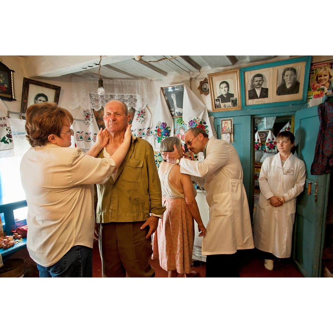 Gerd Ludwigのインスタグラム：「Ilyinsty, Ukraine, 2005. None of the nearly 400 elderly living in the Exclusion Zone have easy access to medical treatment. To ensure basic health care, teams of doctors from the Chernobyl hospital make their rounds to different villages about once every month.  I just returned from Zurich, where I attended the opening of the OPEN YOUR EYES Photo Festival. Running until October 15, 2023, OPEN YOUR EYES presents a festival of creative photography to the public in Zurich – as a plea for understanding the UN’s 17 Sustainable Development Goals. The photographs are exhibited in the streets, squares, and parks of Zurich to break the boundaries with viewers and involve them in the process of reflecting on these works, which have been created around the globe and show the social, political, scientific, and cultural diversity of our world from a different perspective.  The image above is part of my Chernobyl exhibition in Zurich. I’m happy to say that this year, The Photo Society was a partner of OPEN YOUR EYES and nearly 50% of the of all exhibits at the festival are by friends of mine from @ThePhotoSociety. Follow @fotofestivalzuerich to see more photos from all the exhibits.  @natgeo @stadt.zuerich #Chernobyl #Zurich #OYE #nuclearcatastrophe」