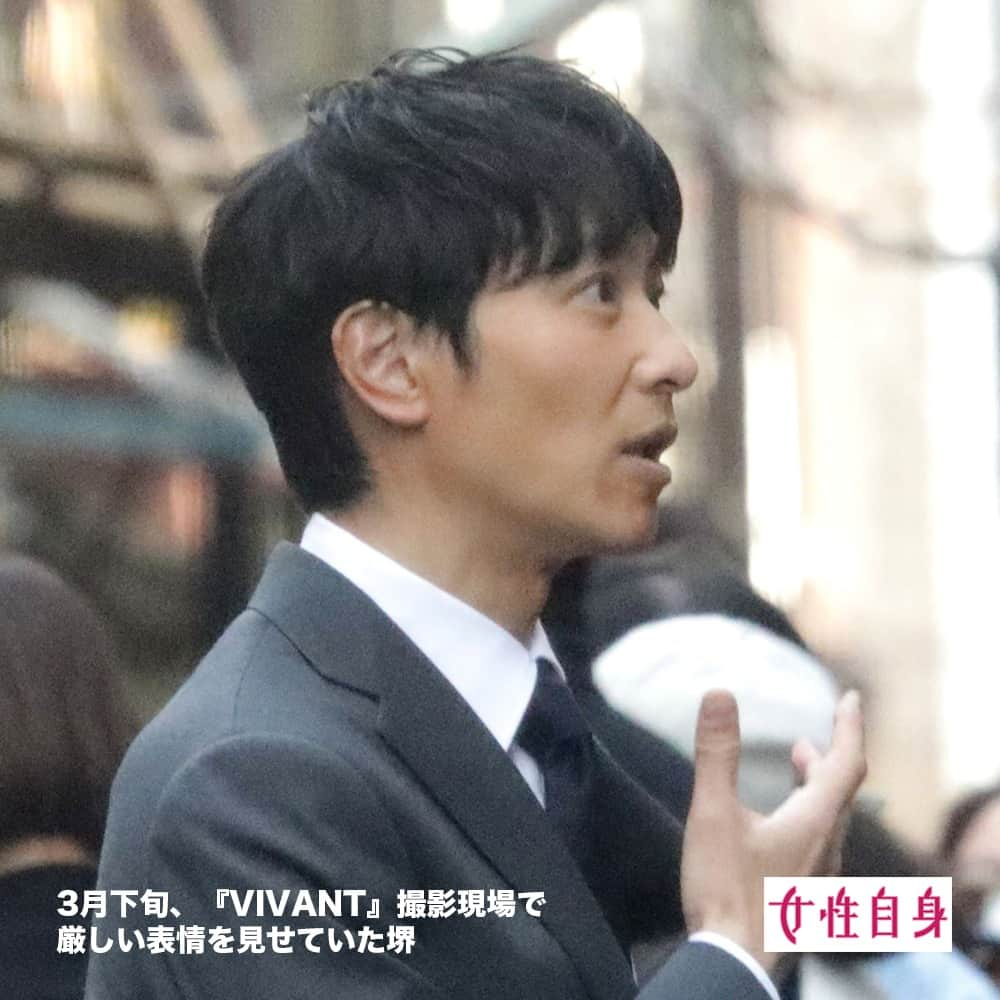 女性自身 (光文社)さんのインスタグラム写真 - (女性自身 (光文社)Instagram)「📣堺雅人 『VIVANT』好評で早くも続編決定！メインキャストも続投で、放送は2年後 --- 「多分あの人、連ドラ1本分（のセリフを頭に）入れてる気がする」（YouTube「ジャにのちゃんねる」8月20日公開動画より） 9月17日の最終回に向けて、ますます盛り上がりを見せる日曜劇場『VIVANT』（TBS系）。冒頭の発言は同ドラマに出演する二宮和也（40）が、主演の堺雅人（49）を評した言葉だ。 「二宮さんは今回の現場で、堺さんにアドリブの提案を何度もしたそうです。動画内で二宮さんは、どのシーンの話をしても堺さんがすぐに応じ、セリフをすべて覚えていたことに驚いたと語っていました。 堺さんは元の台本を大切にし、完璧に仕上げるタイプですが、今作ではチームワークを重視し、そういったアドリブにも柔軟に対応しているそうです。ほかの役者とも積極的にコミュニケーションをとり、脇役のリハーサルにまで参加するなど、座長としての振舞いが絶賛されています」（芸能関係者） 堺が今作にこれほど意欲的に取り組んだのには理由があるという。 --- ▶続きは @joseijisin のリンクで【WEB女性自身】へ ▶ストーリーズで、スクープダイジェスト公開中📸 ▶投稿の続報は @joseijisin をフォロー＆チェック💥 --- #堺雅人  #VIVANT #日曜劇場 #ドラマ #TBS #二宮和也 #ジャにのちゃんねる #YouTube #アドリブ #リハーサル #半沢直樹 #福澤克雄 #スケジュール #佐藤浩市 #西島秀俊 #木村拓哉 #大泉洋 #海外 #ロケ #撮影 #女性自身」9月12日 20時00分 - joseijisin