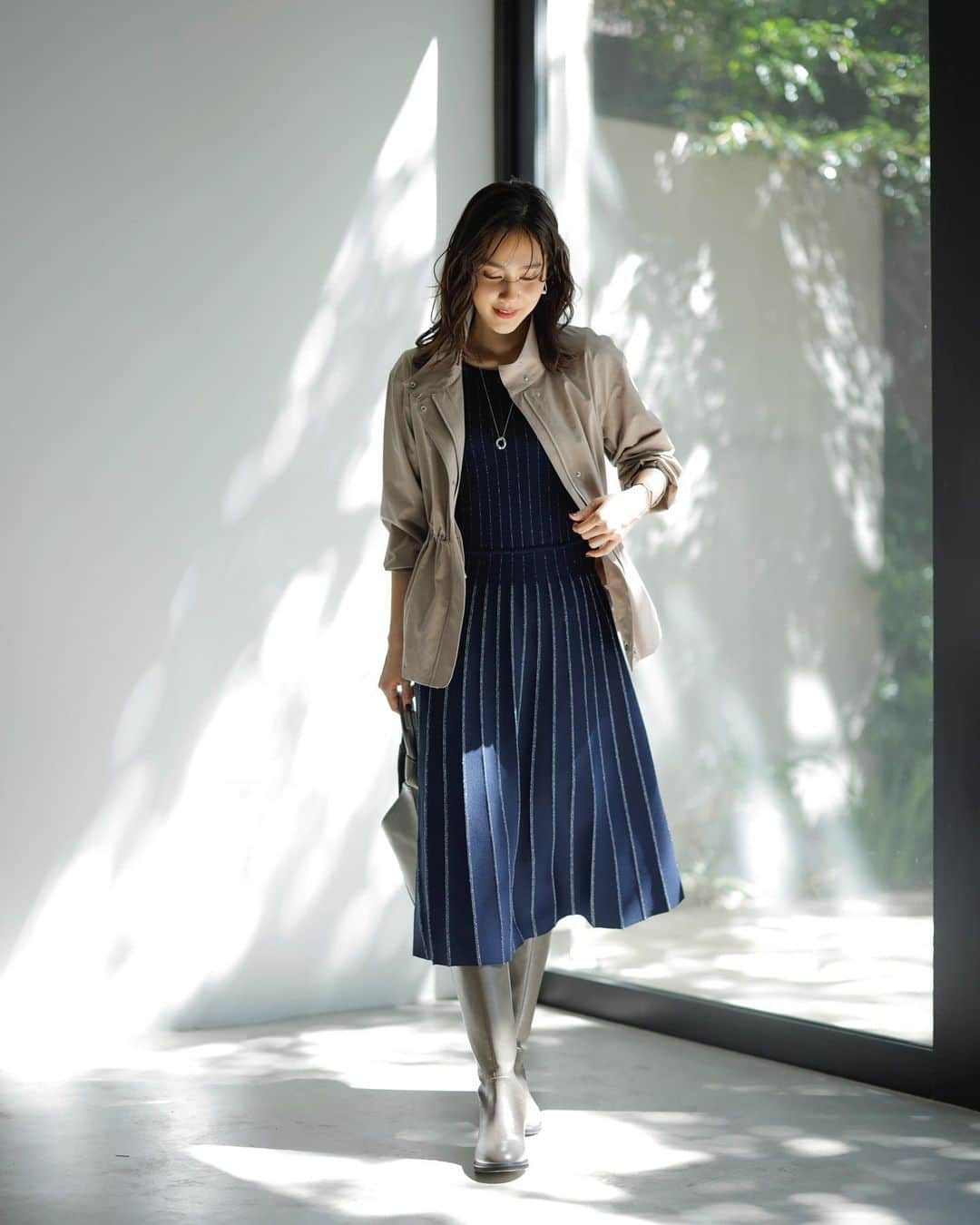 cdec_official Aesthetic Senseのインスタグラム：「. 2023  AUTUMN RUNA . ドロップショルダーで肩回りをストレスフリーに仕上げたライトブルゾンはシワになりにくい合繊素材を使用しお手入れが簡単なのも魅力。 きれいめなワンピースと合わせると大人なトレンドコーデが楽しめます。 ． ． ． ▼styling ✴︎JACKET　No.47901　Col.050 ￥26,950 (tax in) ✴︎onepiece　No.57401　Col.094 ￥44,000 (tax in) ✴︎accessory　No.06205　Col.006￥5,720 (tax in) ※バッグは参考商品となります ． . . 新しいアイテムが続々と入荷しています‼︎ 是非オフィシャルサイトをチェック♪ @cdec_official  . .  #クードシャンス  #ファッション #ファッションコーデ #秋 #秋服 #秋服コーデ #秋コーデ #大人コーデ #着まわしコーデ #着まわし #おでかけコーデ #休日コーデ #お仕事コーデ #通勤コーデ #ワンピ #ワンピース #ワンピースコーデ #ブルゾン #ブルゾンコーデ #大人カジュアル #フェミニン #フェミニンコーデ #大人フェミニン  #おしゃれさんと繋がりたい #ファッション好きな人と繋がりたい」