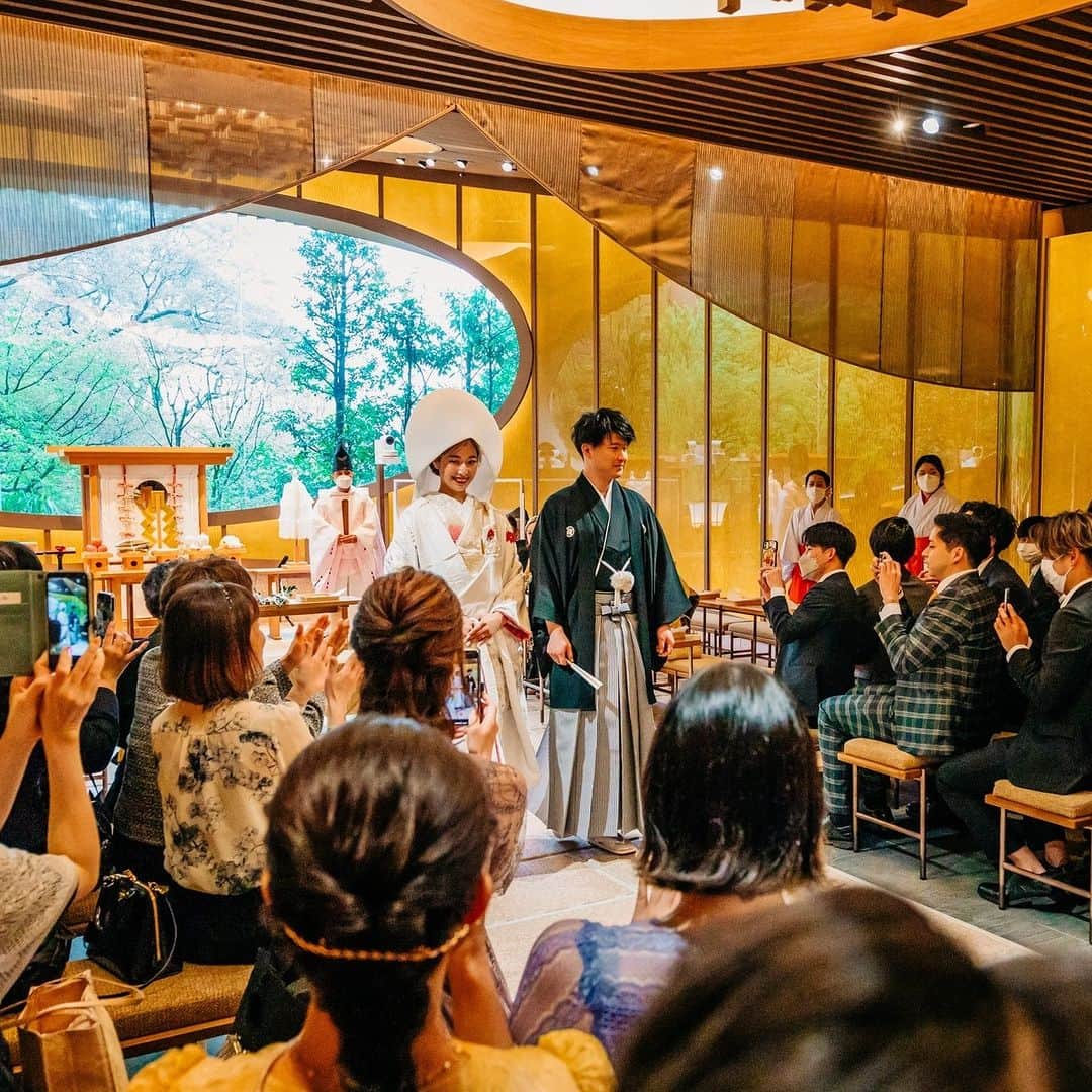 のインスタグラム：「❤  庭園にたたずむ神殿で 憧れの神前挙式💍 ……………………………………… 和婚カップルに人気の 「庭園内神殿 杜乃宮」。 100名まで収容可能なので、 多くのゲストに見守ってもらえます🍀  雅楽の生演奏に巫女の舞。 非日常感にあふれた、 格調高い挙式が叶います✨  TOKYO RESORT WEDDING 東京には、ひとを祝福する森がある。  ----------------------------------------------- @hotelchinzansotokyo_wedding のアカウントを タグづけ＆ #椿山荘花嫁 にてご投稿いただいた方より ステキなお写真✨をご紹介させていただきます。 皆さまのご投稿をお待ちしております ------------------------------------------------  #ホテル椿山荘東京ウエディング #ホテル椿山荘東京 #椿山荘結婚式 #東京リゾート #東京リゾートウエディング #tokyoresortwedding #東京花嫁 #関東花嫁 #花嫁ショット #ウェディングレポ  #ホテルウエディング #結婚式準備 #結婚式場探し #式場見学 #卒花嫁 #2023花嫁 #大人花嫁  #神前式 #和婚 #和装 #白無垢 #和装前撮り #和装結婚式 #和装婚  #前撮り  #プレフォト #ウェディングフォト #和装ヘア」