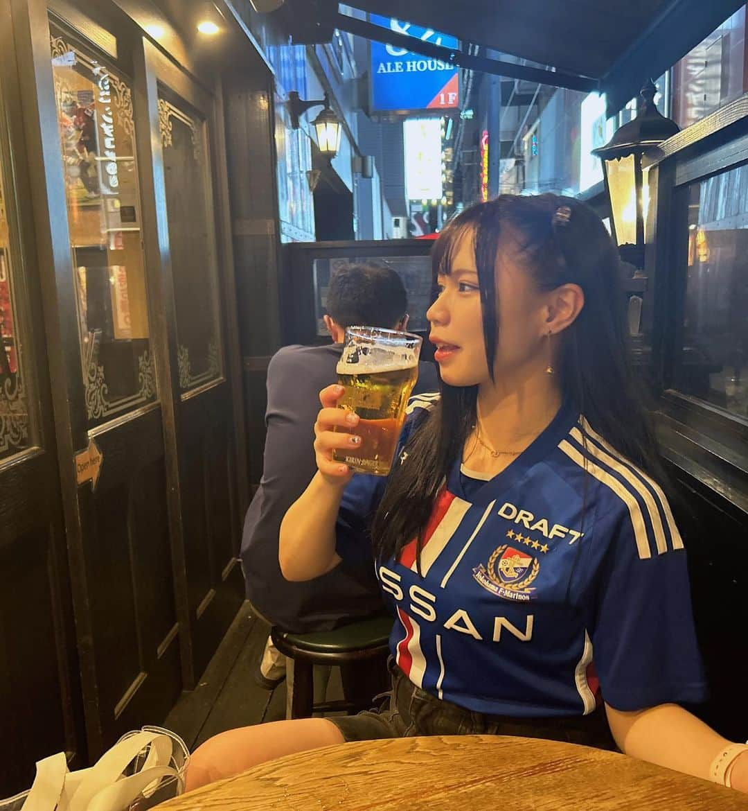 山口みらんのインスタグラム：「🍻🍻🍻  コロナ陽性🧚‍♂️ 熱は下がりました🤒が…… まだ、鼻水、咳、喉の痛みは治りません😇  金曜日までは自宅待機で私も暇なので皆さん御付き合いよろしくお願いいたしますm(_ _)m （※ポストする写真は全て過去の写真となりますので悪しからず。）  とりあえず早く私も皆さんと分かち合う、勝ち酒を飲みたいです(๑•̀ㅁ•́ฅ✨  それまで、ちょっとまっててね☺️  にしてもて……  早く勝ち酒飲みたい🥹🤍❤️💙   #ビール #生ビール #お酒好き #お酒好き女子 #ビール好き女子 #ビール好きな人と繋がりたい #酒好き女子 #飲酒ダグラム #飲酒たぐらむ #酒 #お酒 #乾杯 #一緒に乾杯 #酒飲み女子 #居酒屋 #1人酒 #お酒好き #酒好きと繋がりたい   #HUB #ユニフォーム女子  #ユニフォーム  #マリサポ  #ハブ」