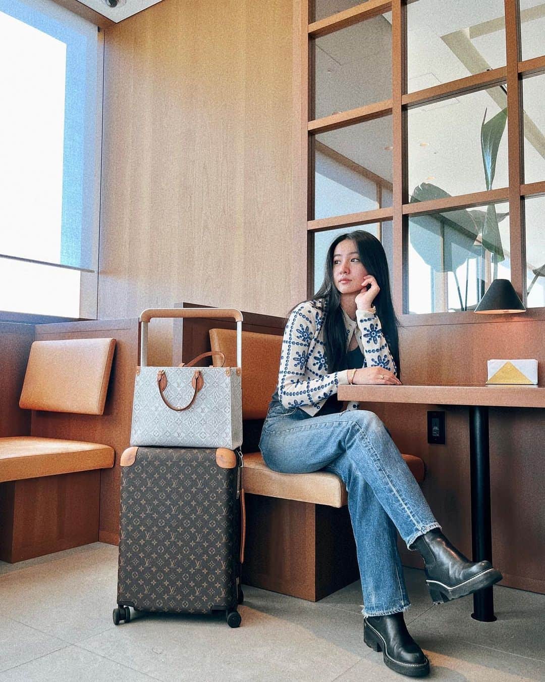 のインスタグラム：「With my travel buddies @louisvuitton ✈️💗✨」