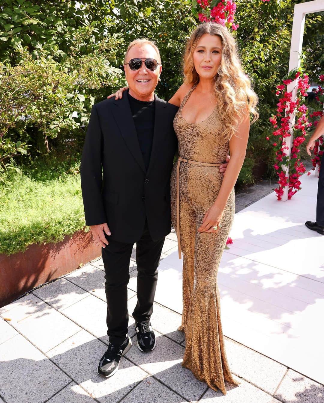 Blonde Saladさんのインスタグラム写真 - (Blonde SaladInstagram)「As New York Fashion Week is drawing to a close, the glam hit comes in the form of Blake Lively, a guest at the Michael Kors fashion show who lit up the front row in a gold jumpsuit as if she had just stepped out of one of the best nights at Studio 54.🪩✨  Holiday was the theme of Michael Kors’ Spring/Summer 2024 runway show, which took place this morning at Domino Park in Brooklyn, New York. The show celebrated the glamour of a getaway—the romance of escaping to blue skies, balmy weather and sunny days.  For the occasion many celeb attended the show like Vanessa Hudgens and Rita Ora, Ellen Pompeo and Jesse Williams.   A few of Michael Kors’ favorite tracks from the 1960s created a dreamy multi-dimensional soundtrack as models including Vittoria Ceretti, Anok Yai, Liya Kebede, Natasha Poly, Ashley Graham, Liu Wen, Irina Shayk, Mariacarla Boscono and more walked the idyllic, bougainvillea-lined runway. ✨  📸 BFA / Courtesy of Michael Kors   #BlakeLively #MichaelKors #NYFW #TheBlondeSalad」9月12日 20時05分 - theblondesalad
