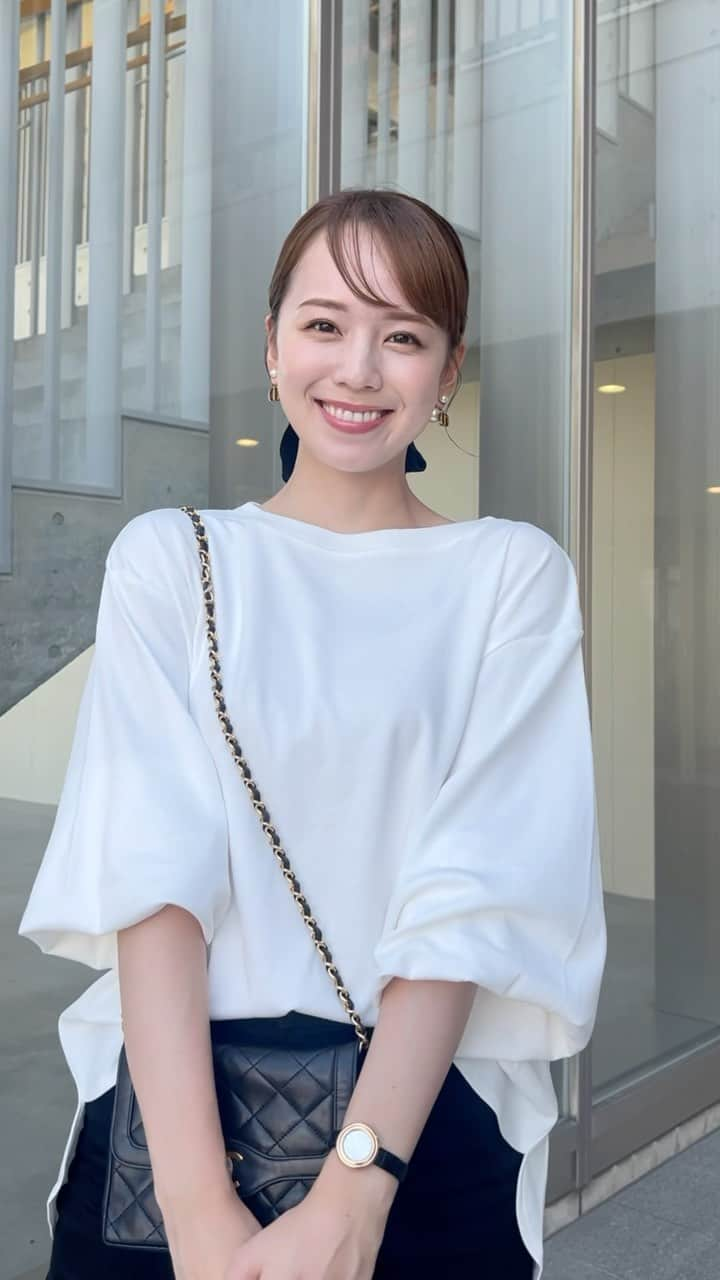 黒田真友香のインスタグラム：「モトノーンコーデの日🖤🤍  前撮りで使ったベロアリボンを 短く切って私服でも使ってみた🤣  スリットが入ってるシャツは インしやすくて好き🌷  柔らかい素材でさらっと着れるシンプルシャツ😍  @classicalelf_official ホワイト/Mサイズ  #クラシカルエルフ #classicalelf #エルフコーデ #タイアップ #ユニクロ #ザラ #zozo #zozotown #zozo購入品 #zozotown購入品 #チュニック #キャンディスリーブ #ボリューム袖#骨格ナチュラル#イエベコーデ」