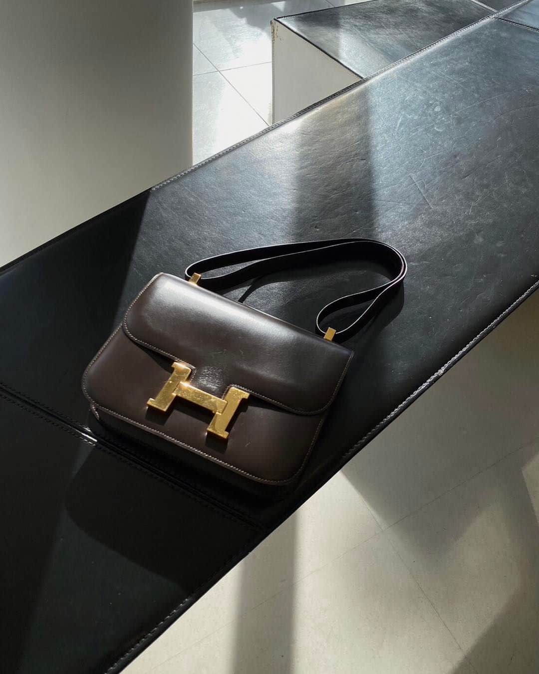 Ｈedyさんのインスタグラム写真 - (ＨedyInstagram)「. HERMES コンスタンス 品番:H23091022H ※WEB掲載予定  撮影時には透明のフィルムを敷いております。  For free overseas shipping services, please visit global website.（www.hedyjp.com）  @hedy_daikanyama  @hedy_osaka_ @hedy_fashion  #hedy #hedy_japan #hedy_vintage #vintageshop」9月12日 20時17分 - hedy_vintage