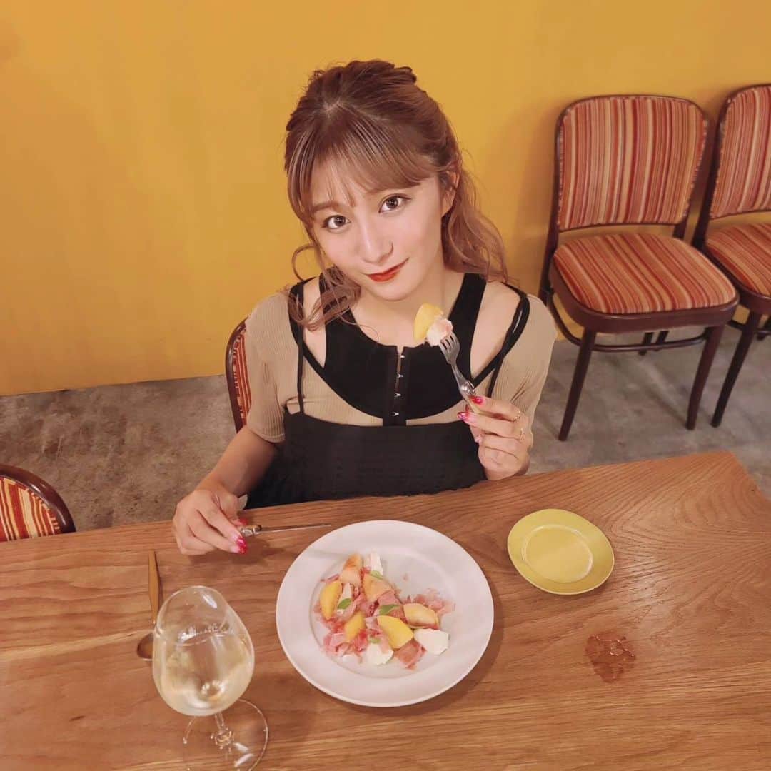 のインスタグラム：「🖤🖤🖤 . 📍mesa 〒791-8062 愛媛県松山市住吉２丁目１２−１９  温かな雰囲気で楽しめるイタリアン  コースは5000円から楽しめて、 ペアリングコースに変更も🙆🏻‍♀️ ̖́-‬  桃とモッツァレラチーズのカプレーゼ 牛ほほ肉の赤ワイン煮込み チョコレートとナッツのティンバロ  いただきました♡  合わせてのペアリング大好きなので たまらなかった！  特にデザートワインの古酒♡ あのチョコレートというかあんみつっぽさというか美味しかったなー  素敵なお店！ 女子会にもぴったりなので行ってみてね！ . #mireinsta #星名美怜  #愛媛イタリアン #mesa #愛媛ペアリング #愛媛グルメ」