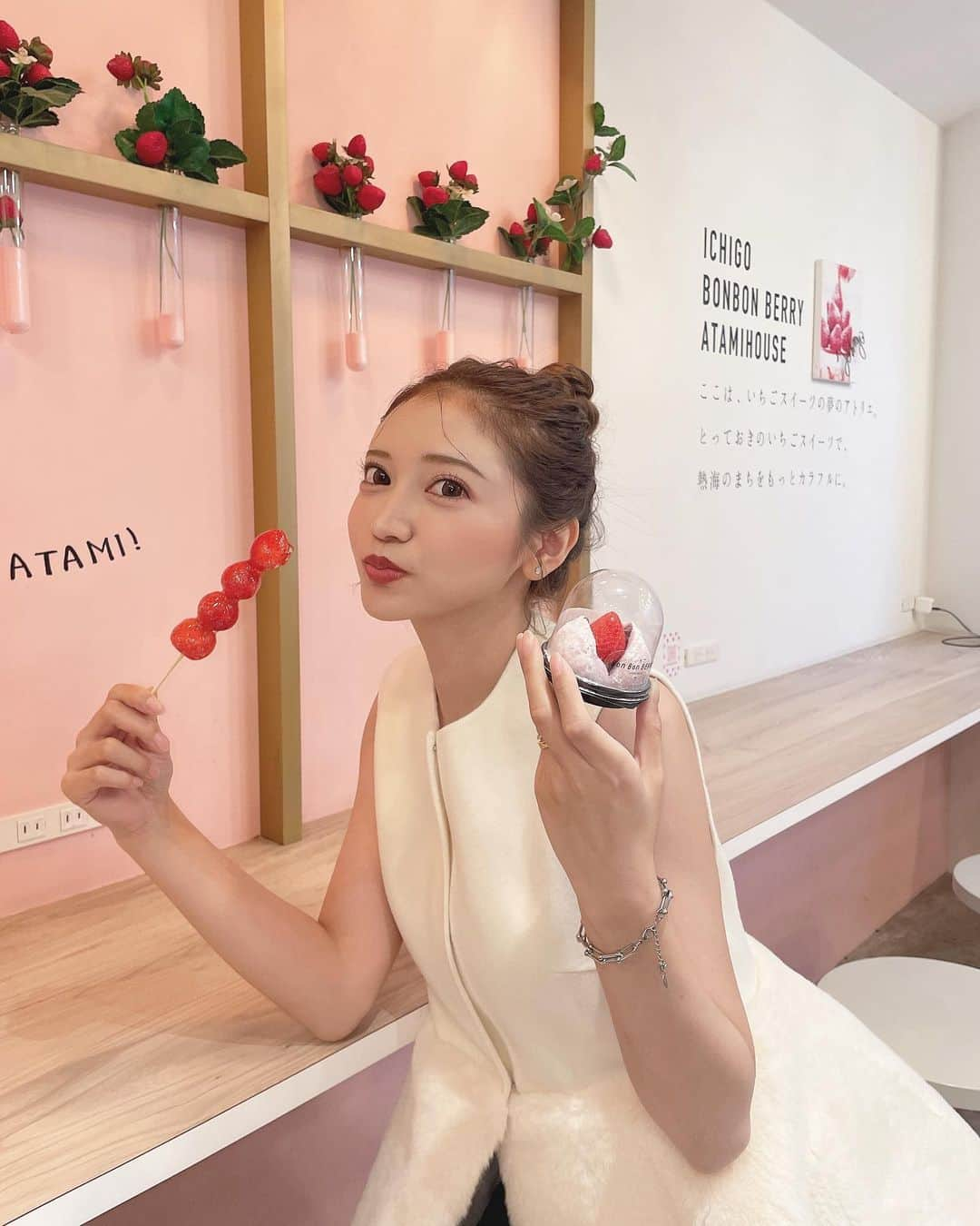 小林愛梨のインスタグラム：「🍓甘くて美味しかったよお😍  そしていちごみたいな髪型だろ？笑🤭 . @atamibonbonberry  . #いちごだいすき #いちごあめ  #ボンボンベリー #ボンボンベリー熱海ハウス」