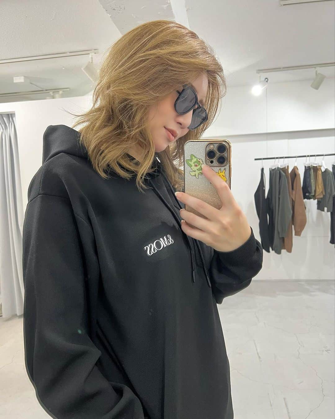 芹澤明日香のインスタグラム：「. 新ブランド【 @andmoss_official 】 1st コレクション展示会にご招待頂きました✨ 生地やデザインにこだわってるブランドで とにかくどれも着心地がよくてカッコいい😎  ちなみに私が着てるパーカーはユニセックスで3色！ 私は黒がお気に入り🖤 2枚目のパンツも足長効果あるし履き心地はもちろん 伸縮性もあるからスポーツやフィットネスにオススメ🩶 オシャレブランドなので是非チェックしてみてね🫰🏼  @andmoss_official  #アンドモス  #オシャレコーデ  #スポーティー  #fitness  #fitnesswear」