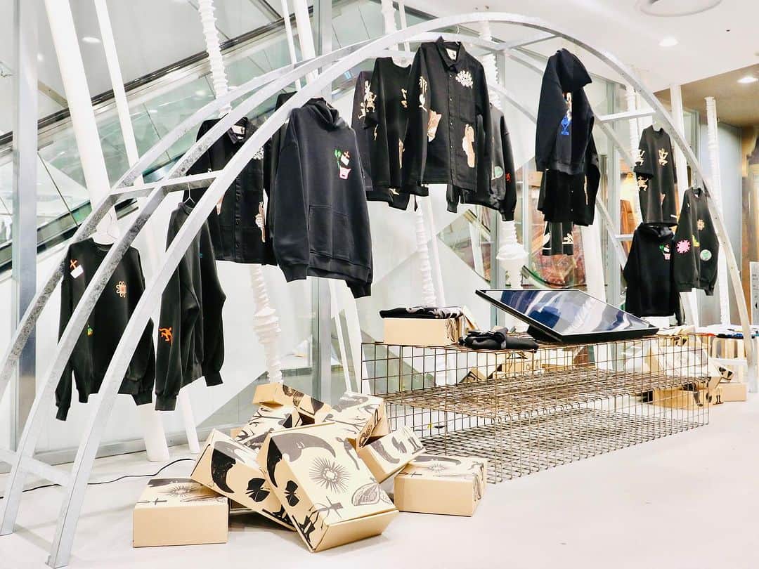 DOVER STREET MARKET GINZAさんのインスタグラム写真 - (DOVER STREET MARKET GINZAInstagram)「Hans Christian Anderson designed by Le Fix with a special installation now available at Dover Street Market Ginza 6F and on the DSMG E-SHOP @lefix_brand @benny_brankovic @signeemma @doverstreetmarketginz #doverstreetmarketginza」9月12日 20時11分 - doverstreetmarketginza