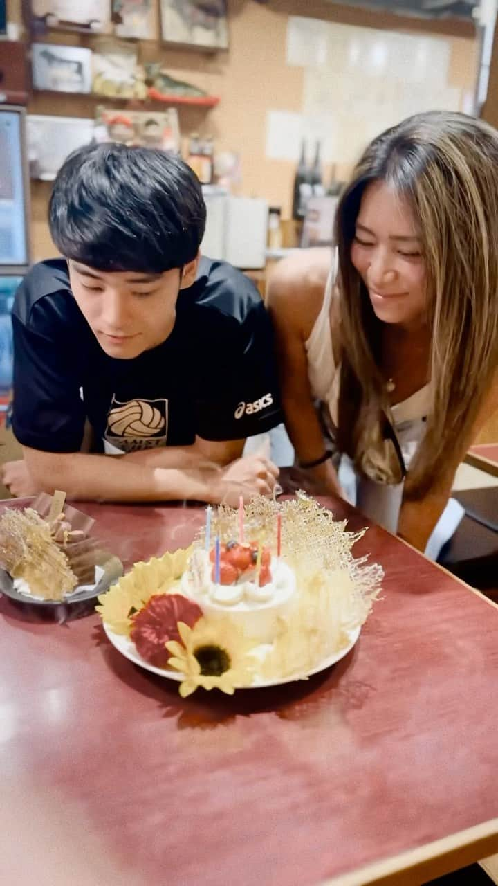 chiruのインスタグラム：「・ ちる＆かず坊合同🎂birthday🎉 サプライズで焼肉屋さんに🎂ケーキと🎁プレゼントを前もって預けに行ってくれてた😭♥️ もぉあんたら最高♥️ほんま愛してる ありがとう  お仕事休み取ってくれて、🎁や🎂の準備お店の予約、サプライズ計画してくれて、かず坊は大学の🏐リーグ戦終わって奈良から戻ってきてくれて…今年もみんなで集まれてほんと幸せ♥️ たくさんたくさんお金使わせてごめんね🙏ありがとう ・ ・ ・ #誕生日#バースデー#birthday#私の誕生日#47歳#息子と合同バースデー#19歳#🎂#誕生日会#バースデーサプライズ #サプライズ#family#ファミリー#家族#👨‍👩‍👧‍👦#毎年恒例#家族の時間#家族でお祝い#いつもありがとう#感謝#🥳#おめでとう#🎉#happybirthday#家族でご飯#ありがとう#thankyou」