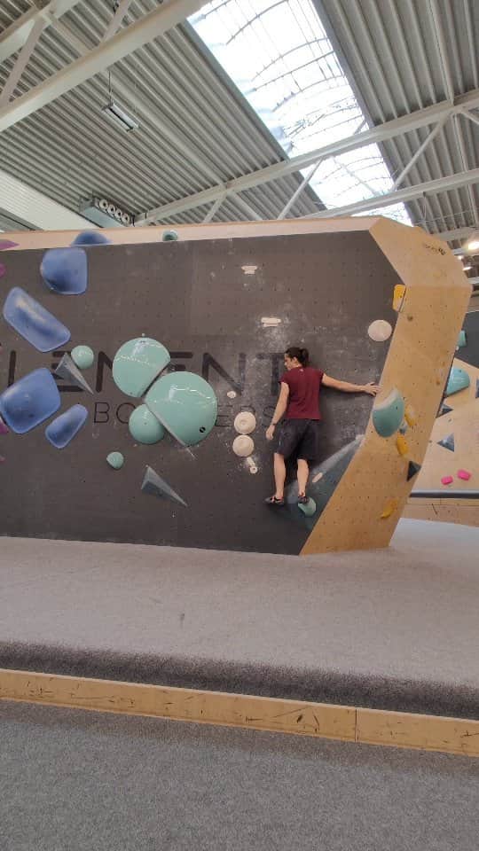 スターシャ・ゲージョのインスタグラム：「Sweet stuff in @element.muenchen     #bouldering #climbing #element #360holds」