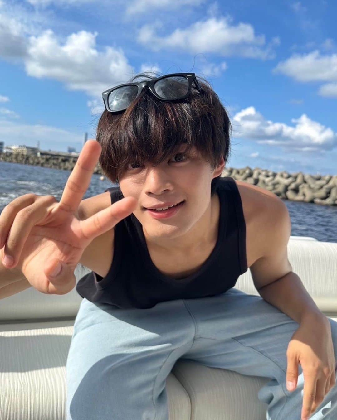 瀬戸郁成のインスタグラム：「今年は人生初のことが多くて最高の夏でした🥰   色々頑張るぞぉぉぉ!!!🔥         #04 #夏  #クルージング  #タンクトップ」