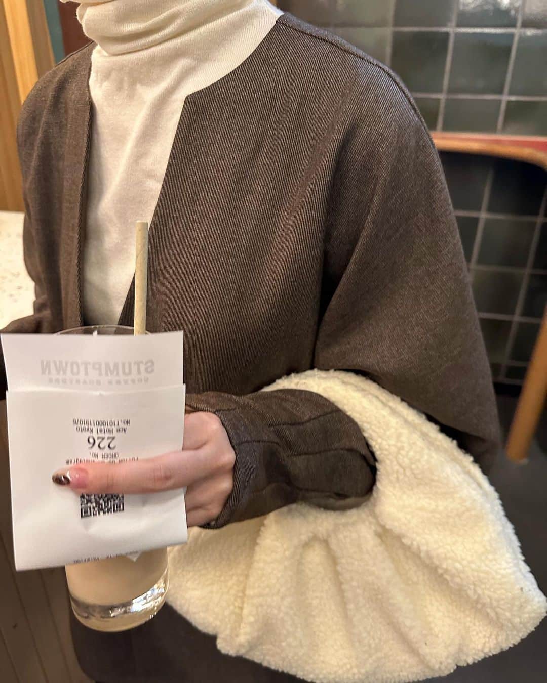 kannnaのインスタグラム：「今日のウリ☺️🤚🏻 傘はすぐ無くすタイプです🌂  着てる服は生地が可愛くて！！ Vの開き感が程よくてキャミでも ハイネックでも👌🏻 袖のタックのフロントポケットをポイントにしたアイテム♡」
