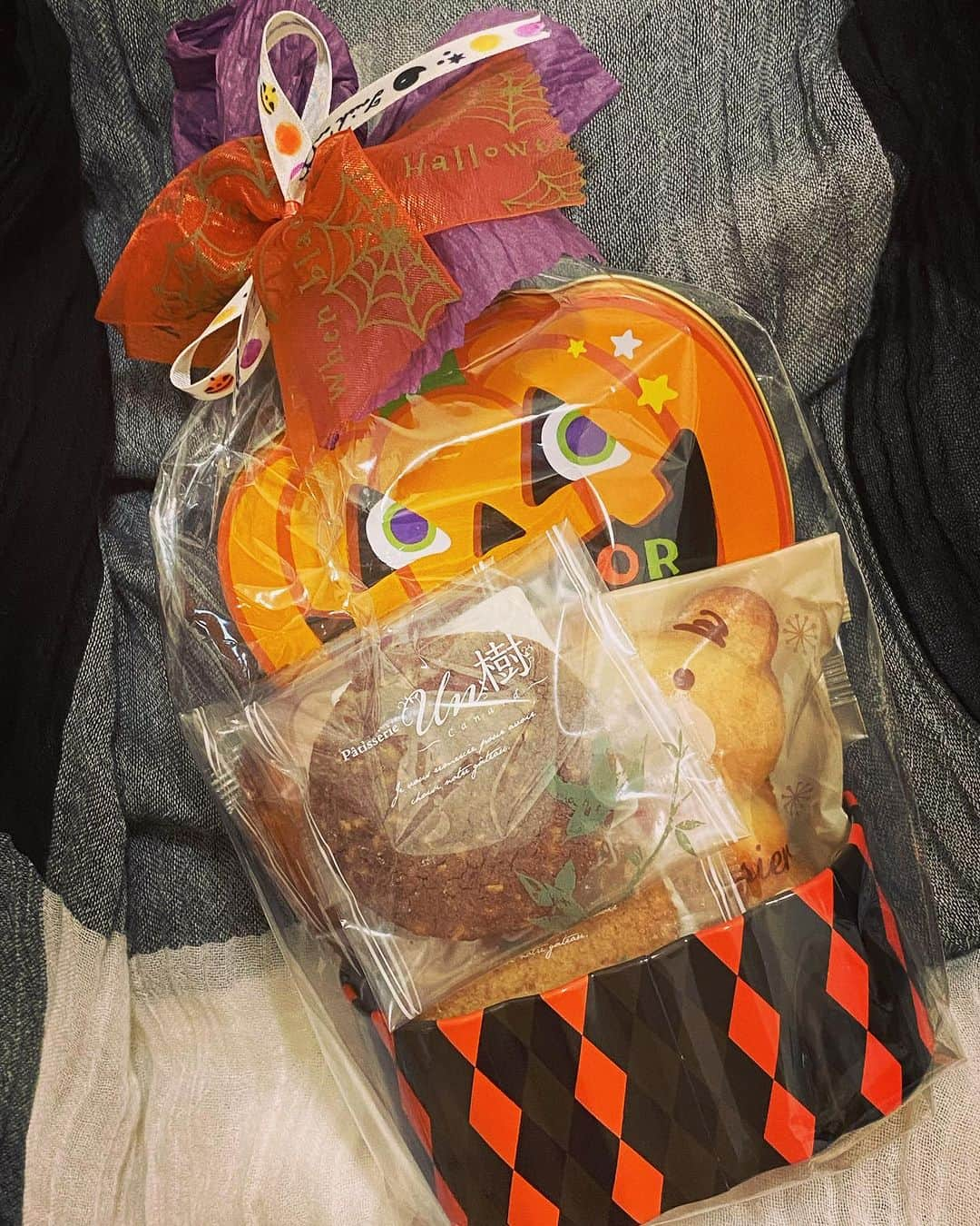 早瀬英里奈さんのインスタグラム写真 - (早瀬英里奈Instagram)「✰オールアップのプレゼント🎃🍪🎁✰  先日の撮影現場でオールアップ後にプレゼントを頂きました꙳✧˖°  ハロウィンの缶も可愛い✯✯✯  放送日は改めてお知らせします✵✵✵  #撮影 #オールアップ #プレゼント #ハロウィン #放送日  #早瀬英里奈 #erinahayase #erina」9月12日 20時21分 - erina.hayase