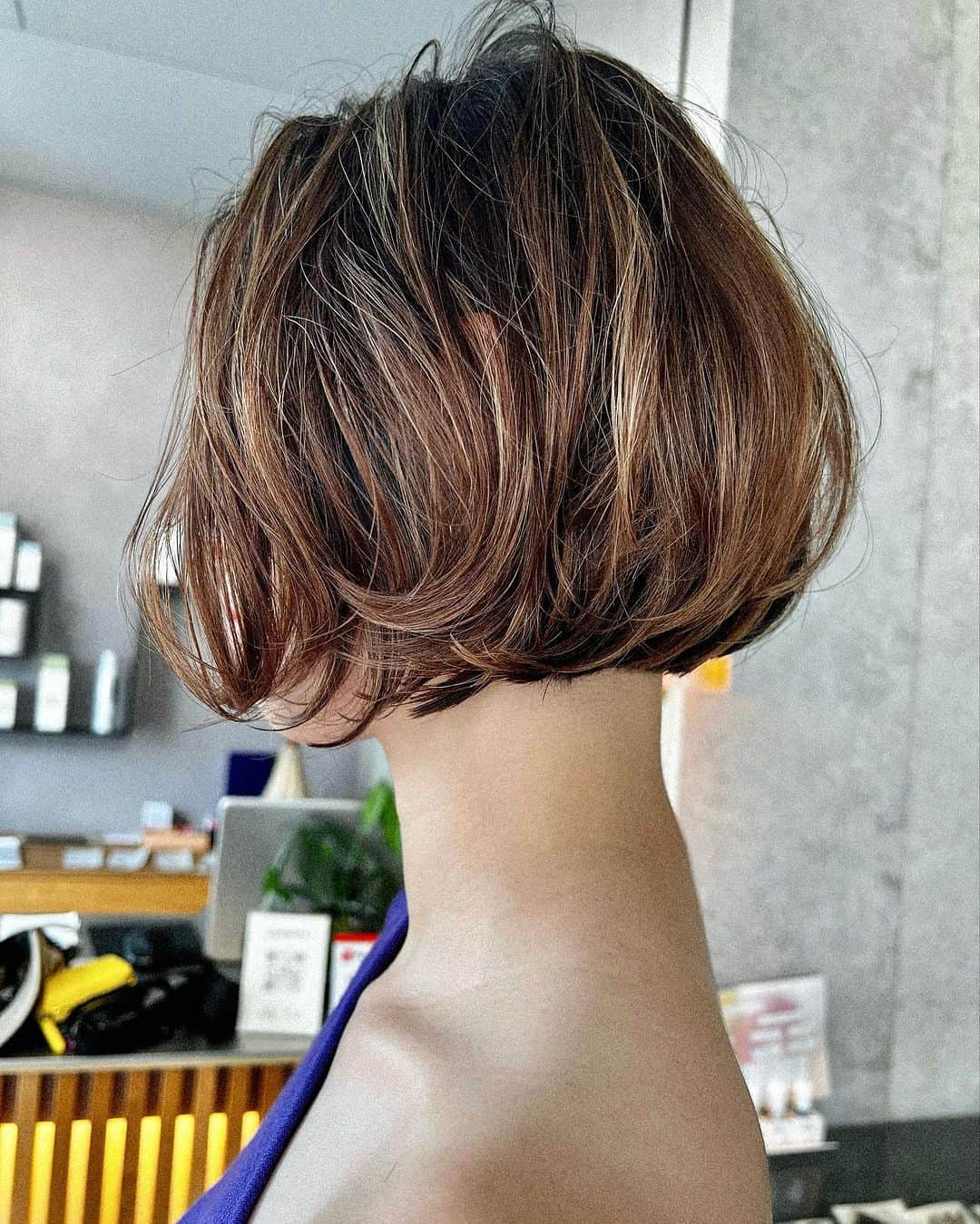 魚住理恵子のインスタグラム：「襟元スッキリ。 . . 毛先ワンカールで、バーム揉み込むだけ。 . . キャンセル、変更が出た際の空き状況は 随時ストーリーズで更新しますので、ぜひチェックしてください💁‍♀️💁💁‍♂️  . . . .    ‬   #ミニボブ  #ボブ #切りっぱなしボブ #小顔カット #レイヤーボブ #ボブヘア  #前髪 #オン眉 #パッツンボブ #前上がりボブ #发型 #髮型   #岐阜市 #ヘアカタログララ #ヘアカタログ #くせ毛   #ワンレンボブ  #ショートヘア」