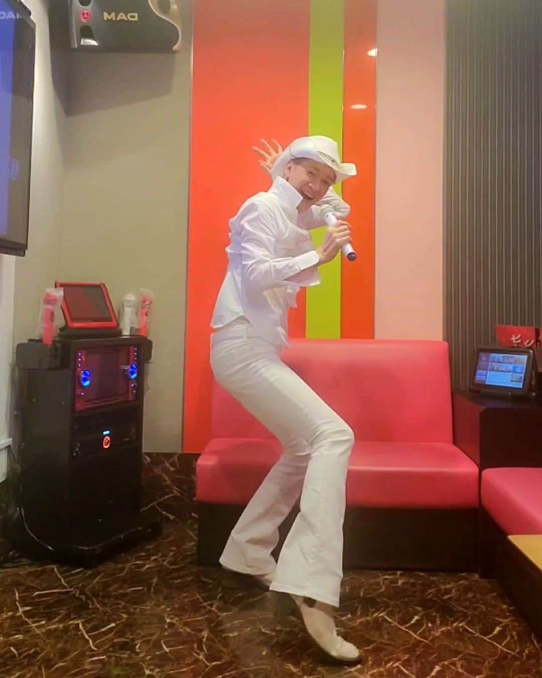 山咲トオルのインスタグラム：「大変(？)お待たせ致しました(？？？)  衣服を変えれば同じ曲でも「何週」だろうが まわれちゃう[ ストーリーズ ]用の。  『本日の動く１曲』を撮って参りました。  あなた、ちょっと！ カラオケBOXに、１人で口パク【５時間も】居た、って そうとうよっ！  今回からは、新しい企画と致しまして。 『本日のトオルの適当アカペラ』も、オマケで３本撮りました。  ビッグエコーの皆さん、変な人(私)を いつもウェルカムして下さり、誠に ありがとうございます。  ☆ストーリーズに全てをアップし終わりましたら、こちらの記事は削除致しますね☆  #山咲トオル #toruyamazaki」