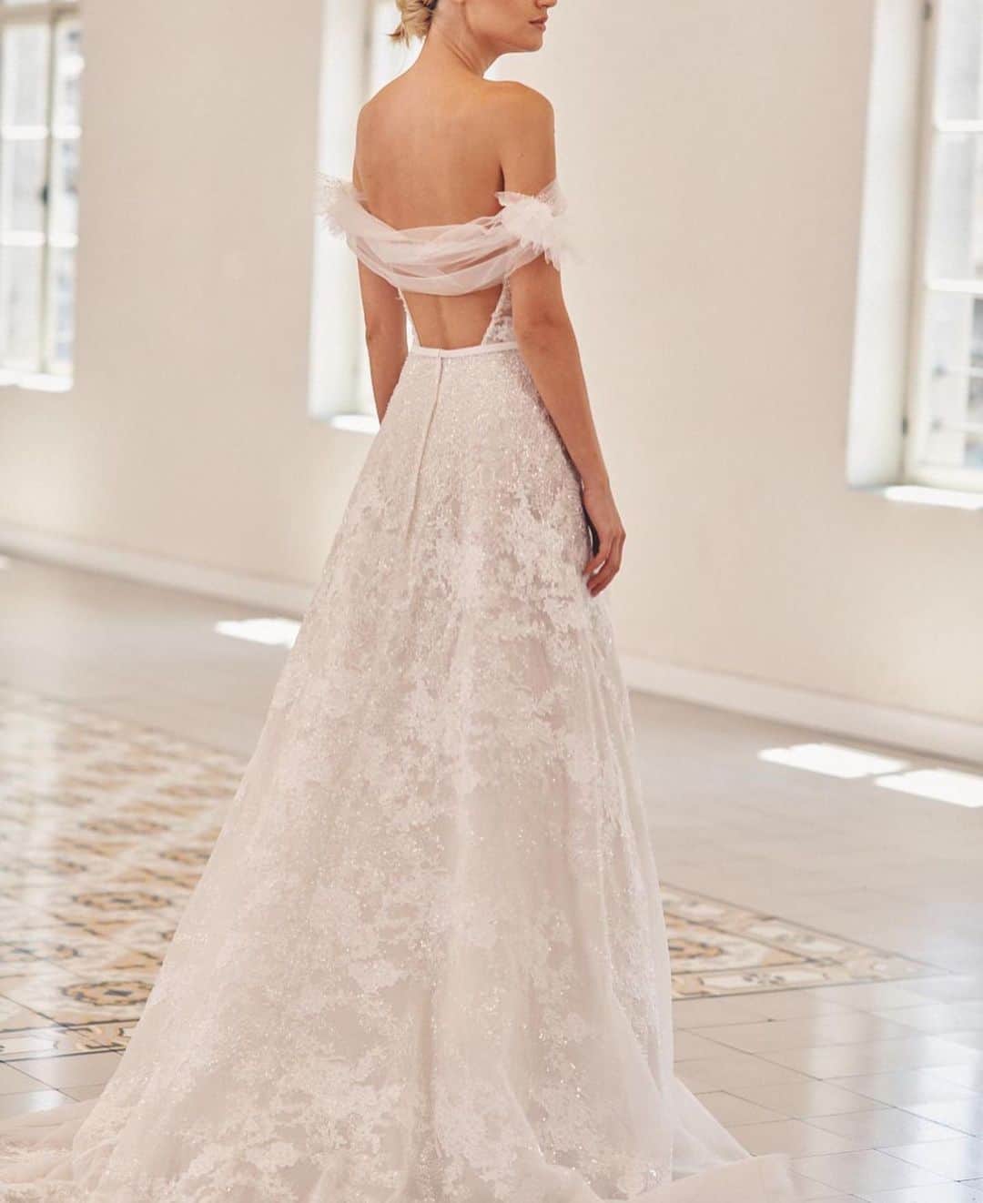 SOYOO BRIDALさんのインスタグラム写真 - (SOYOO BRIDALInstagram)「.  NEW IN @soyoobridal_official 💫  from @mirazwillinger   Meet beautiful ASTI 🤍   #soyoobridal_exclusive🔖  #justarrived #couturebridal #mirazwillinger #소유브라이덜 #미라즈윌링거 #asti #newcollection」9月12日 20時25分 - soyoobridal_official