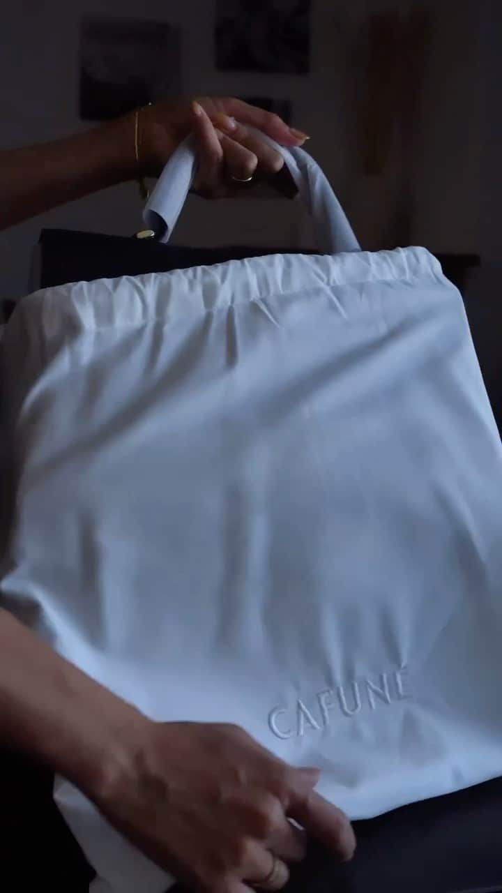 小松あやのインスタグラム：「. ずっと気になっていたカフネ @cafune.official のバッグ👜 　 モデルもサイズも、カラバリも、気になるものばかりだったんだけど、ファーストカフネには、やっぱり黒のスタンスが良かった🎩 　 秋冬の黒小物って大好きで、今季買ったゴールドのカーディガンにもぴったり合いそう。そして意外に容量入りそうなので、また近々、バッグの中身動画を撮ろうと思います✎𓂃 　 　 #カフネ #mycafune #カフネバッグ」