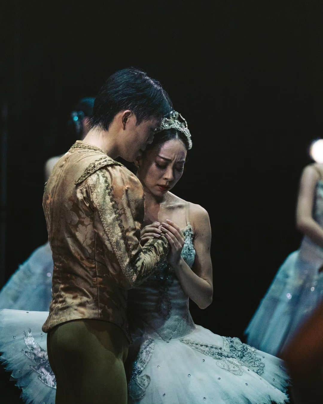 峯岸伽奈さんのインスタグラム写真 - (峯岸伽奈Instagram)「. . .  🦢👑💙🤴  Emotional moments with @kevinzomg 💙  📸captured by @takechi_08 🙏💓  たくさん撮ってくれた中、 まずは表情にフォーカスして撮ってくれた写真を  #singaporeballet #balletunderthestars #swanlake #dancerlife  #バレエダンサー #白鳥の湖 #オデット#バレリーナ #fujifilm_xseries #富士フィルム」9月12日 20時26分 - minegishikana_