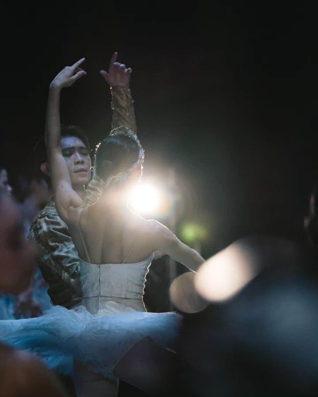 峯岸伽奈さんのインスタグラム写真 - (峯岸伽奈Instagram)「. . .  🦢👑💙🤴  Emotional moments with @kevinzomg 💙  📸captured by @takechi_08 🙏💓  たくさん撮ってくれた中、 まずは表情にフォーカスして撮ってくれた写真を  #singaporeballet #balletunderthestars #swanlake #dancerlife  #バレエダンサー #白鳥の湖 #オデット#バレリーナ #fujifilm_xseries #富士フィルム」9月12日 20時26分 - minegishikana_